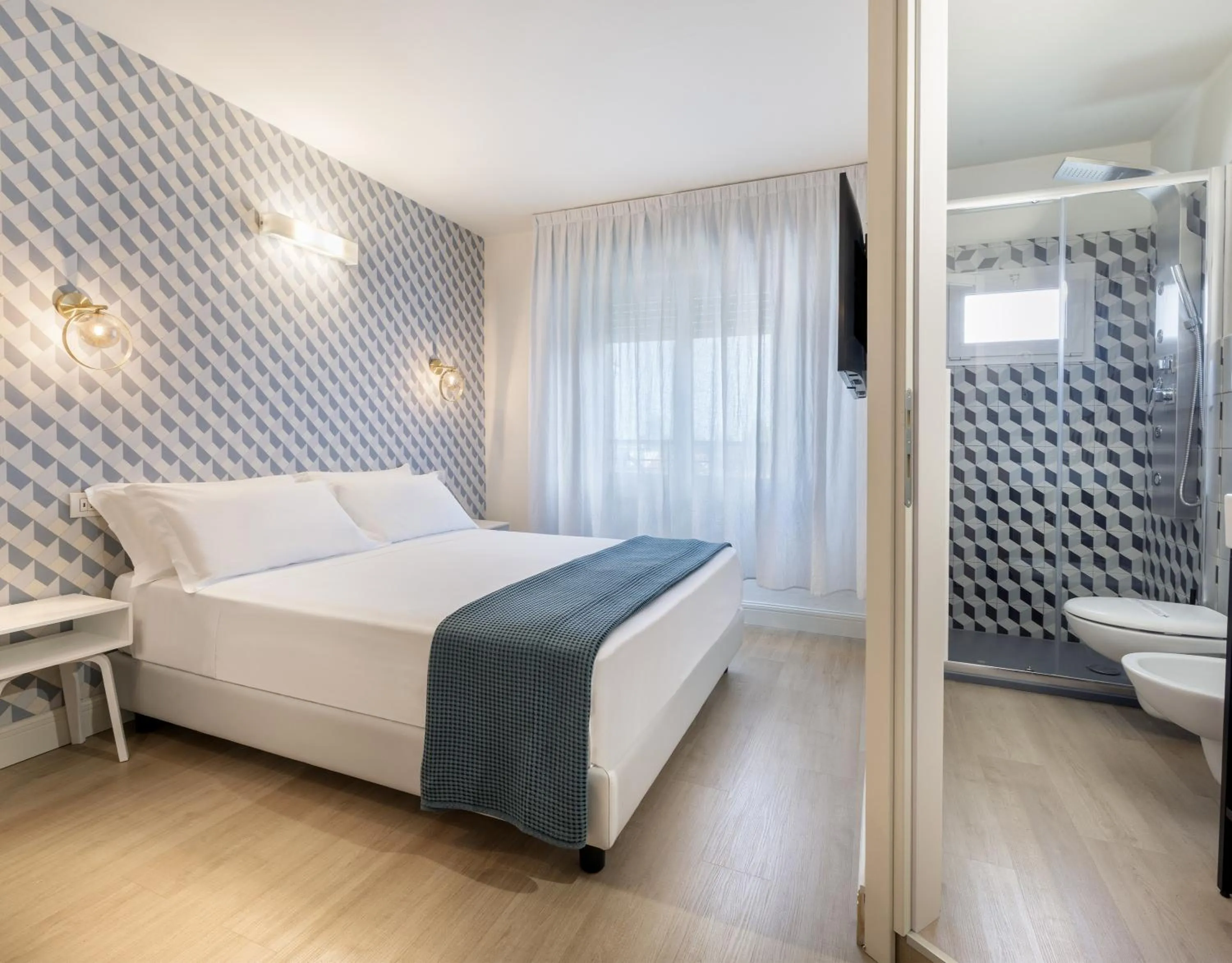 Toilet, Bed in Hotel Buona fortuna