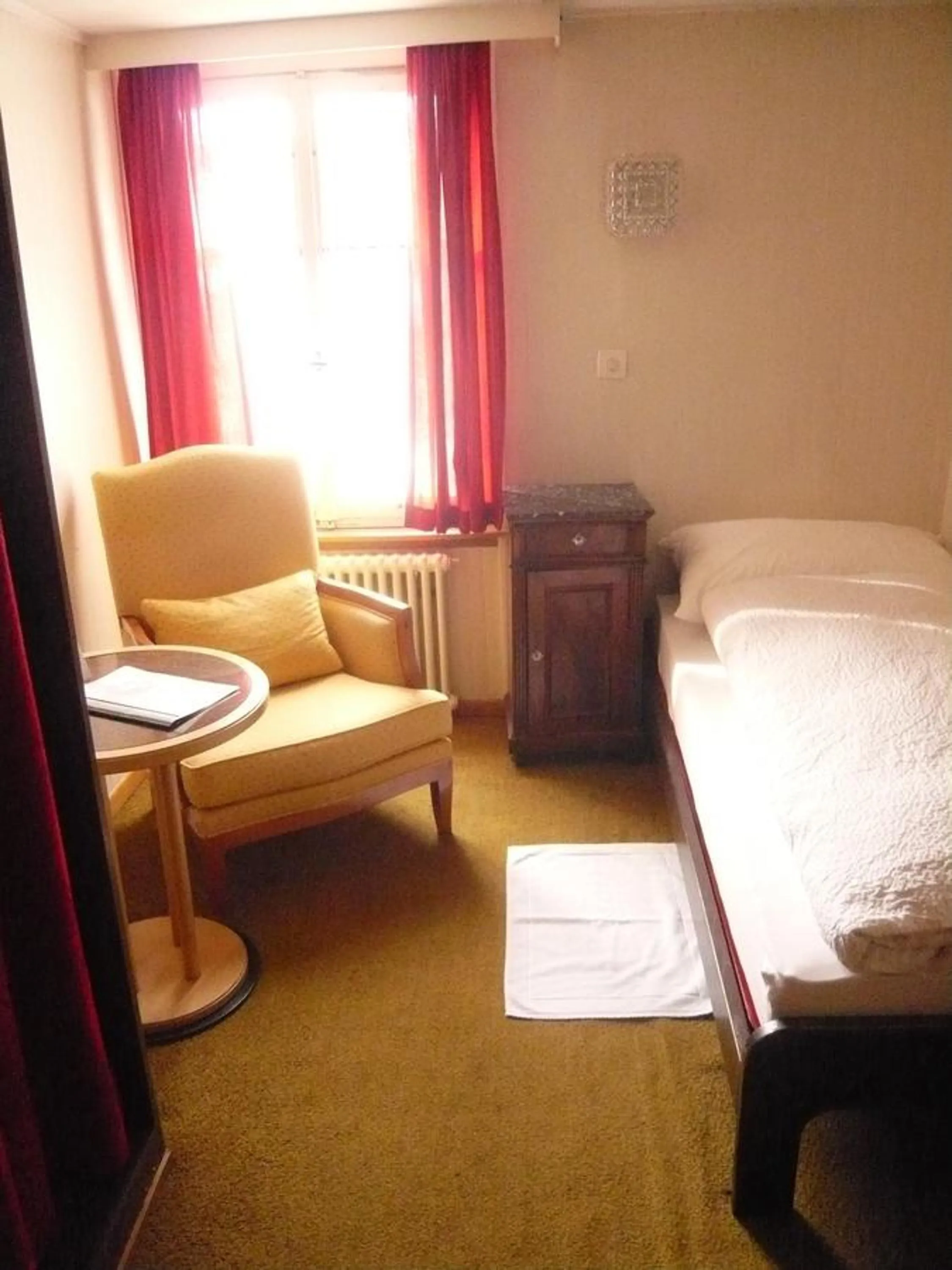 Photo of the whole room, Bed in Park