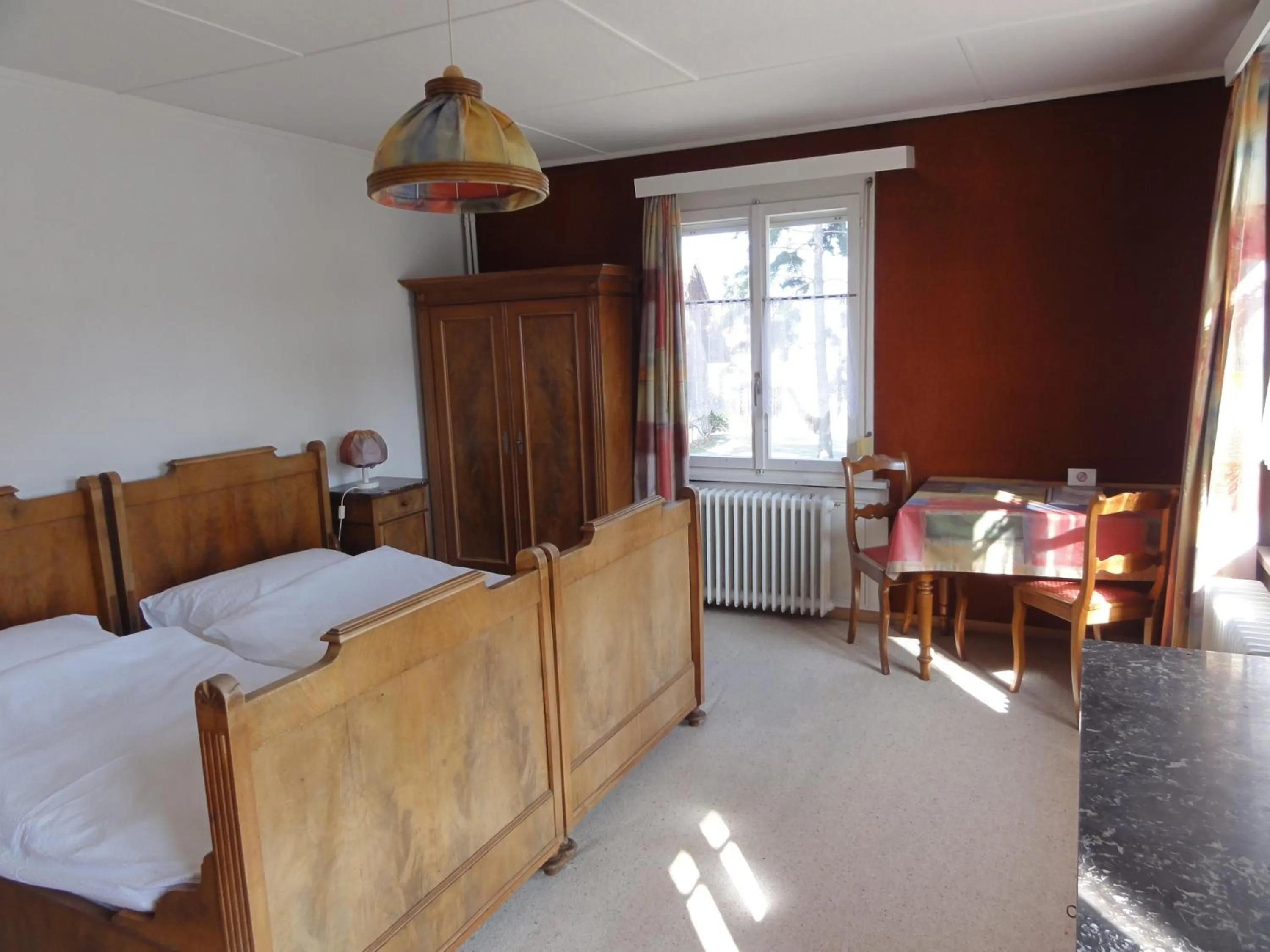 Photo of the whole room, Bed in Park