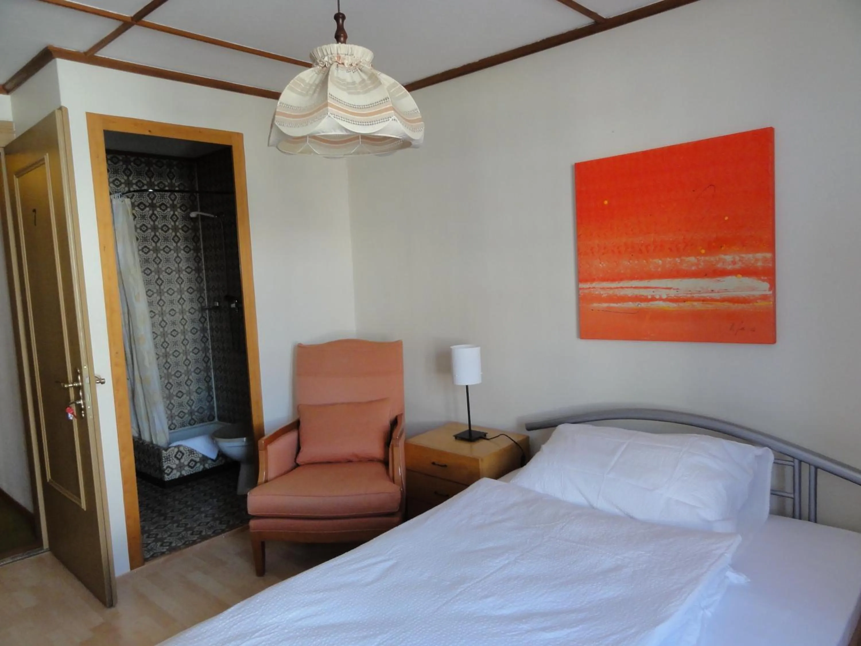 Photo of the whole room, Bed in Park