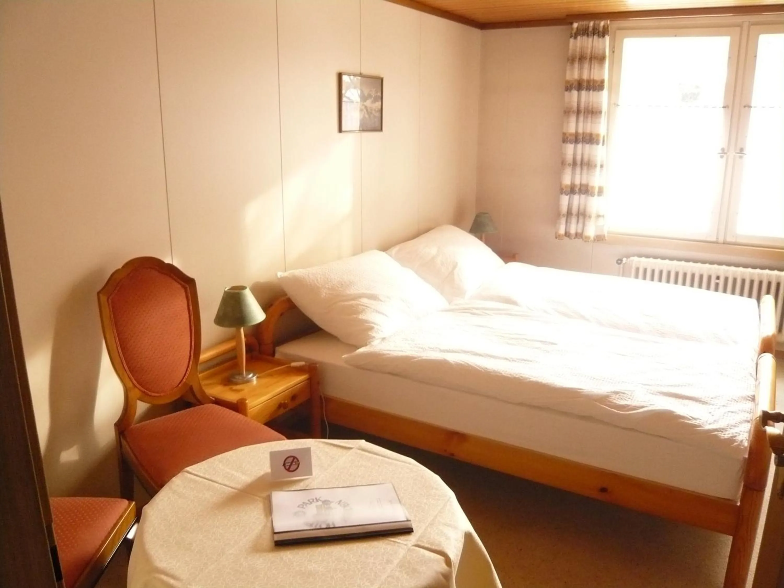 Photo of the whole room, Bed in Park