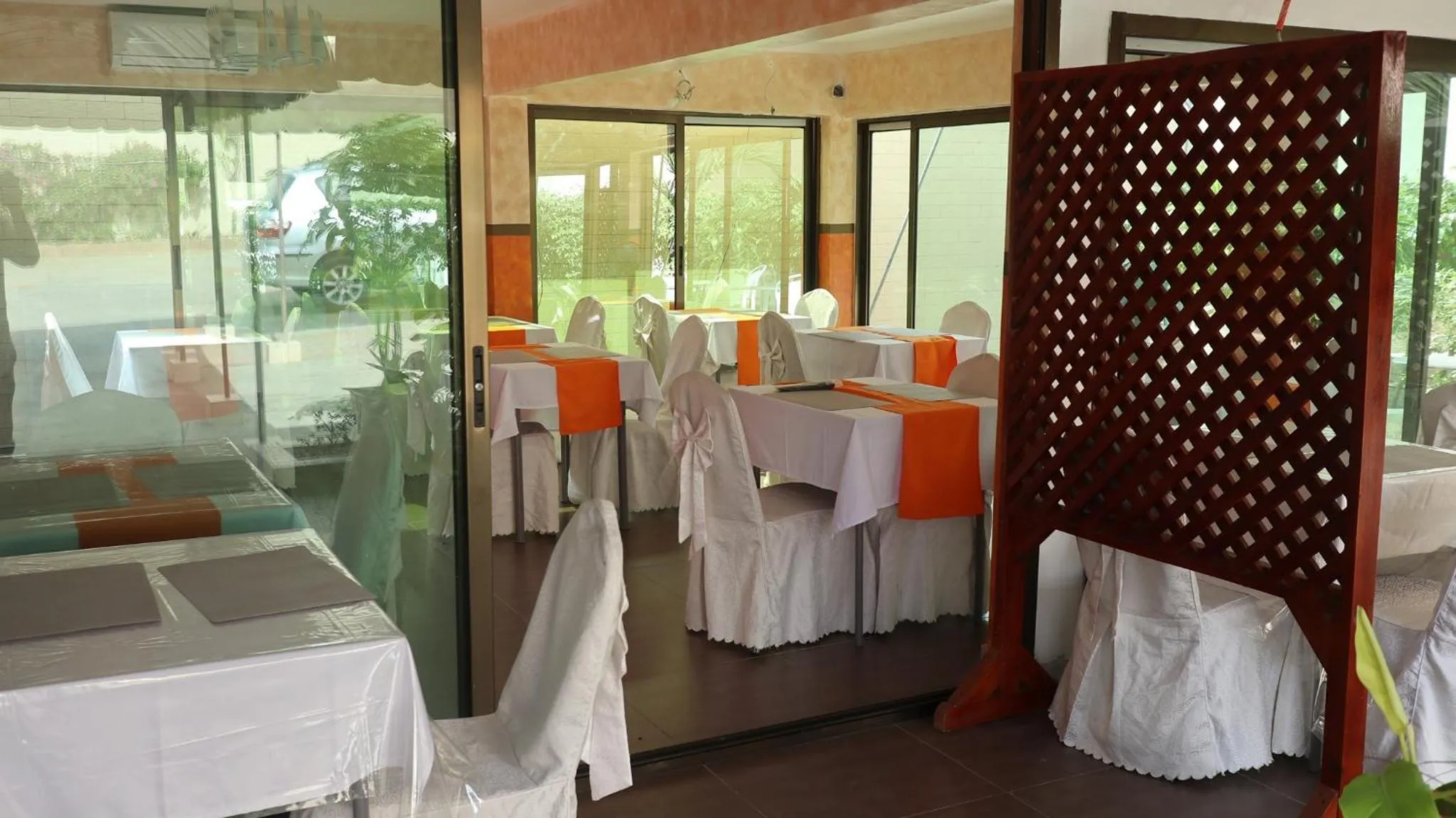 Restaurant/places to eat in Hotel Carmel Cocody