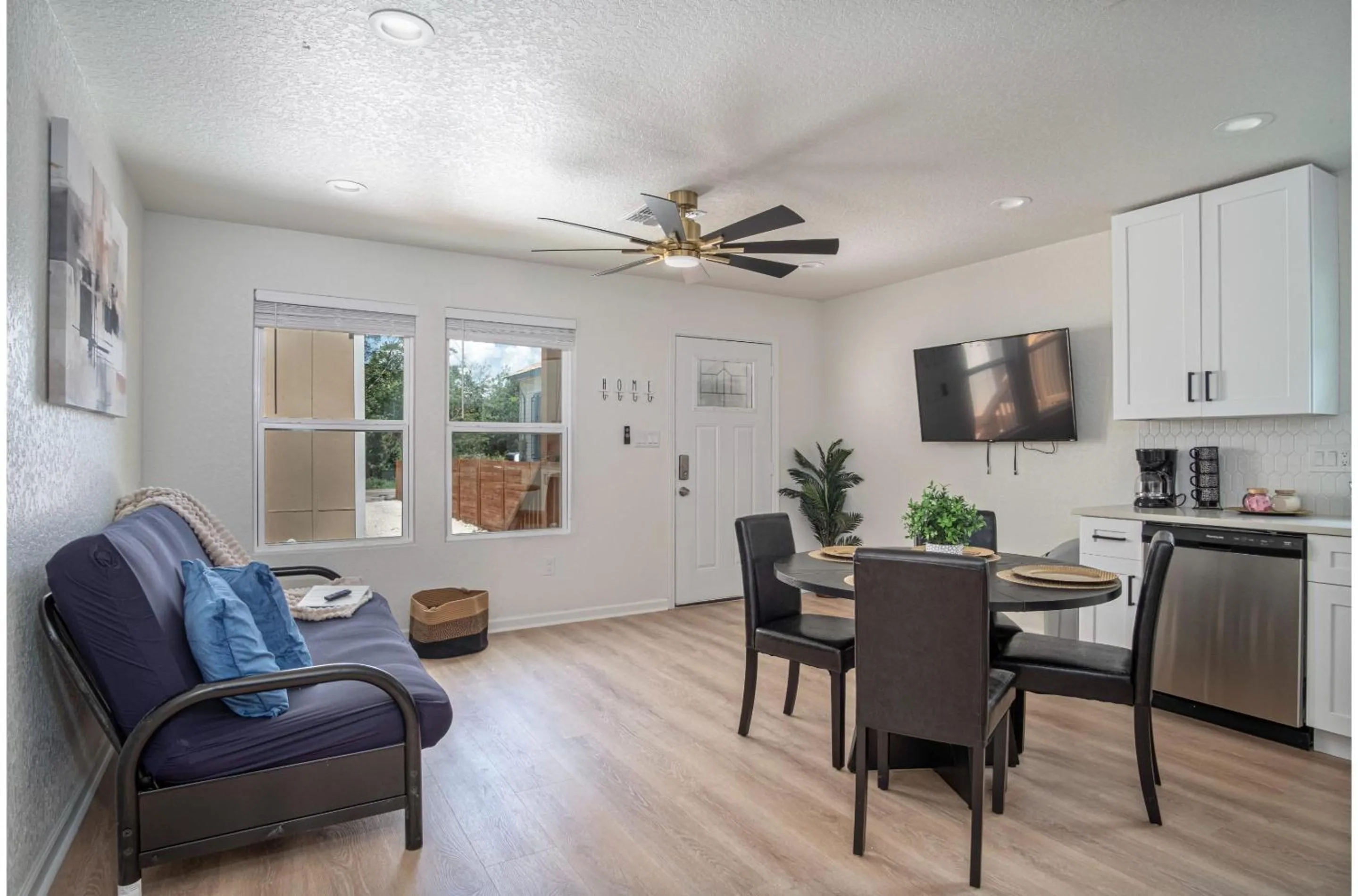 Historic Comfort 2BR1BA Guesthouse Near Riverwalk