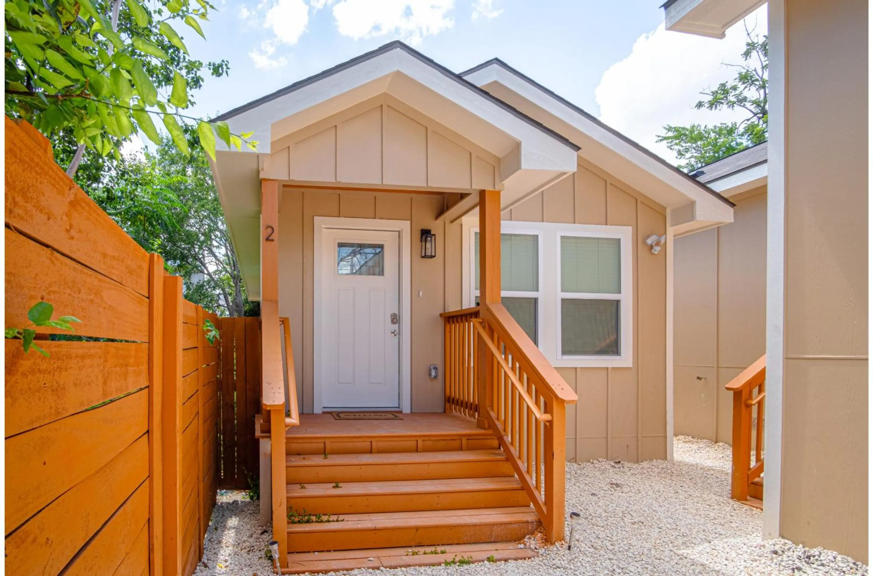 Historic Comfort 2BR1BA Guesthouse Near Riverwalk