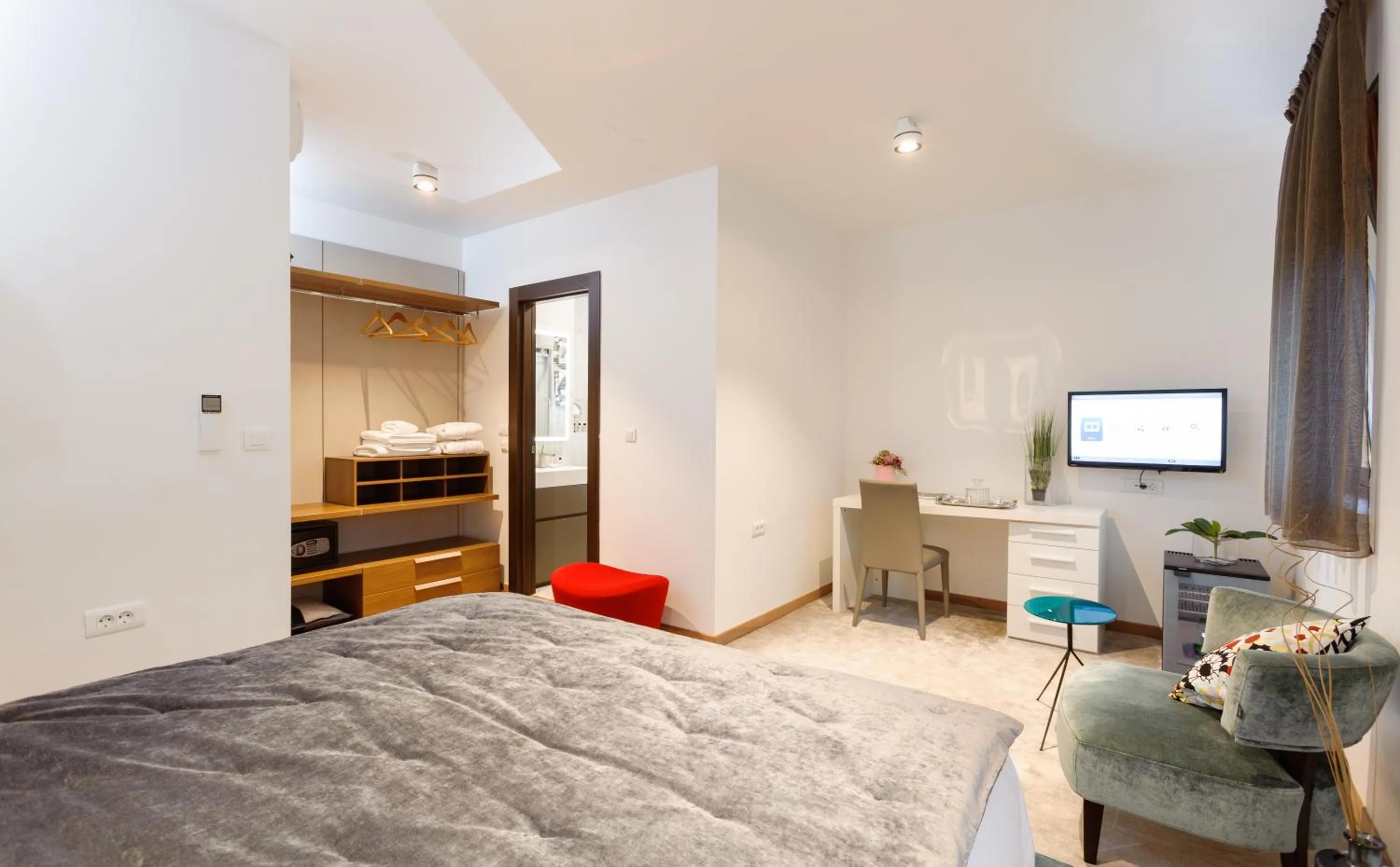 Bathroom, Bed in Alba Residence