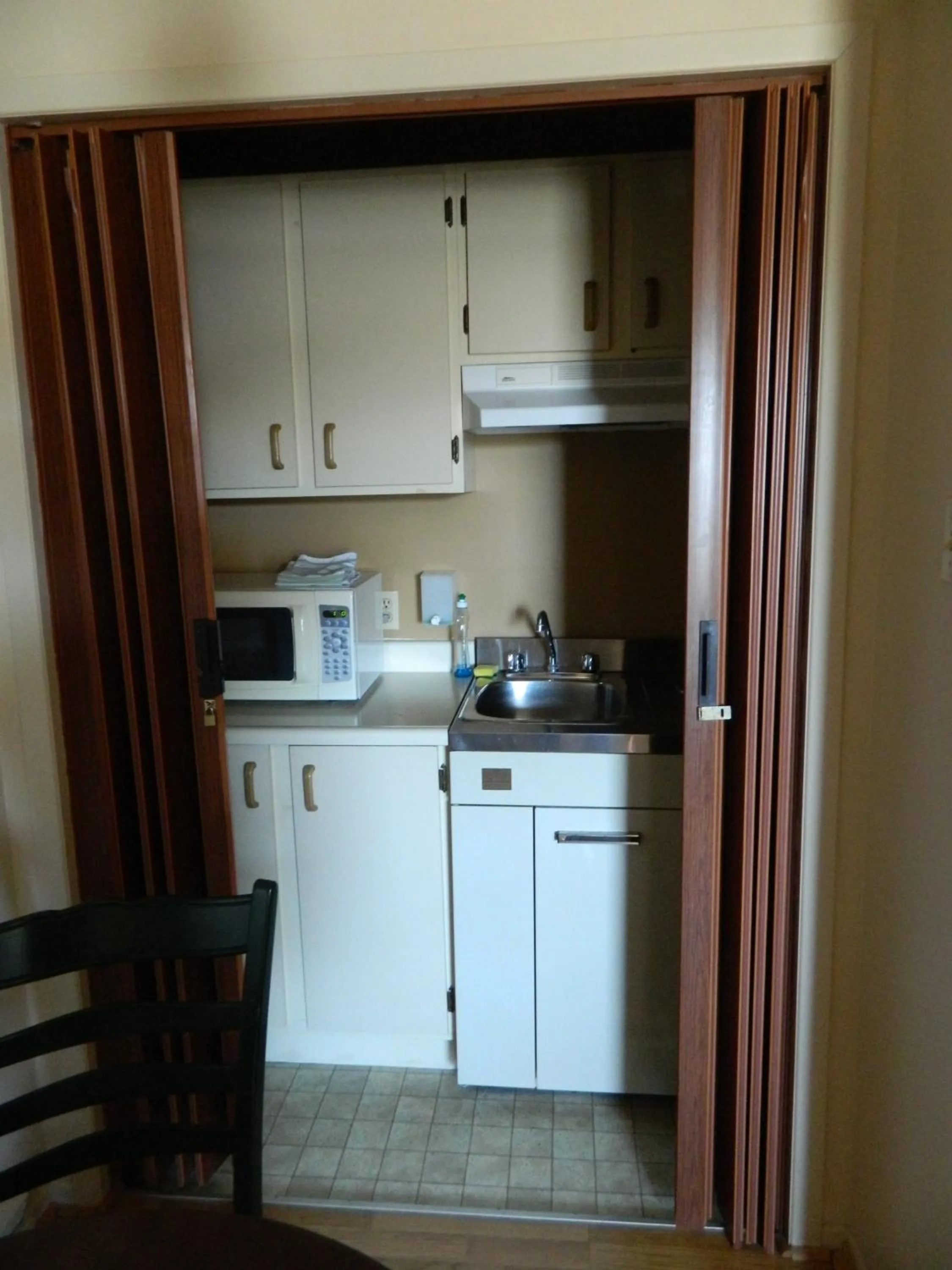 Kitchen or kitchenette in Le Pirate Motel et Camping