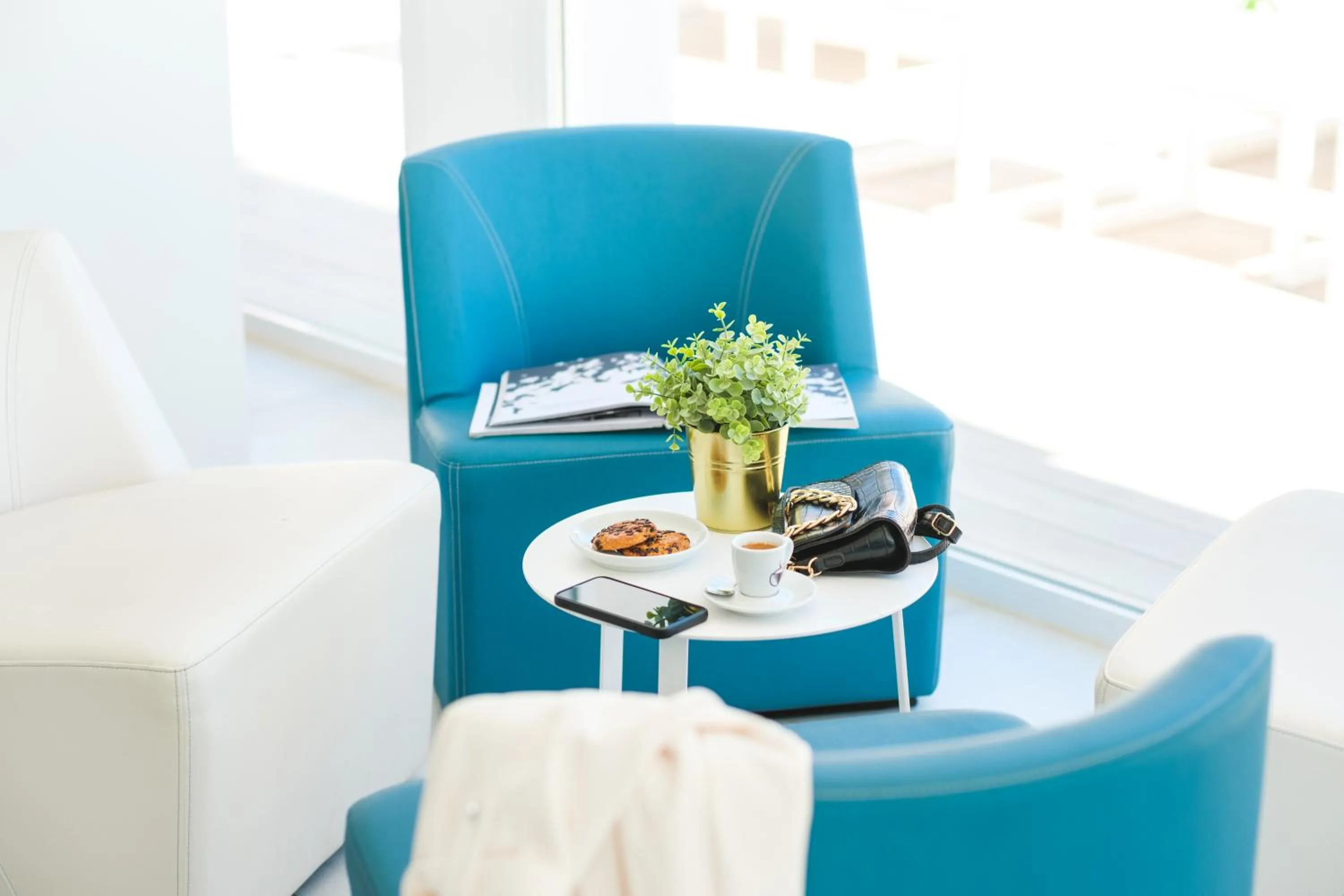 Lounge or bar in Welikehotel Triton Beach