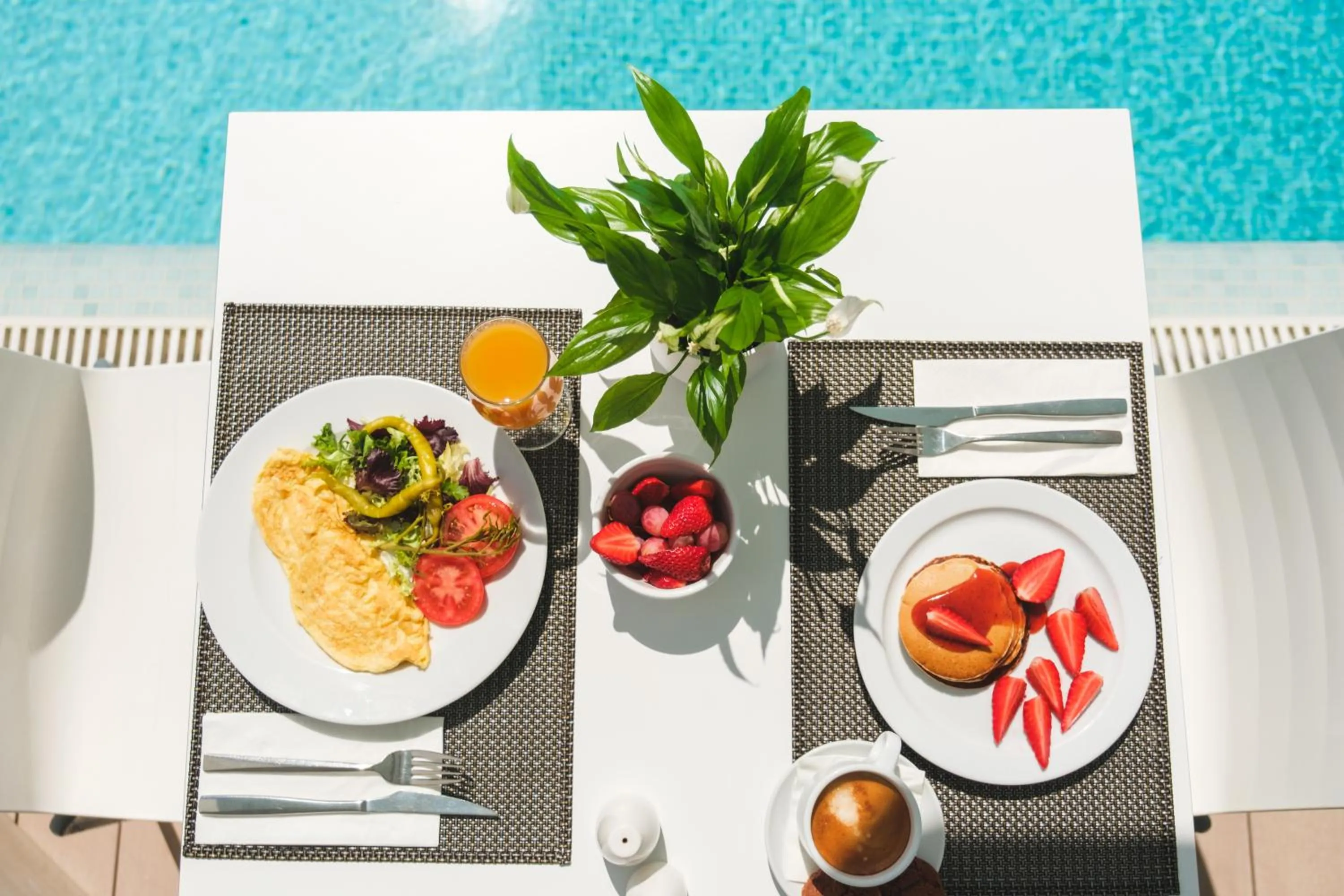 Restaurant/places to eat in Welikehotel Triton Beach