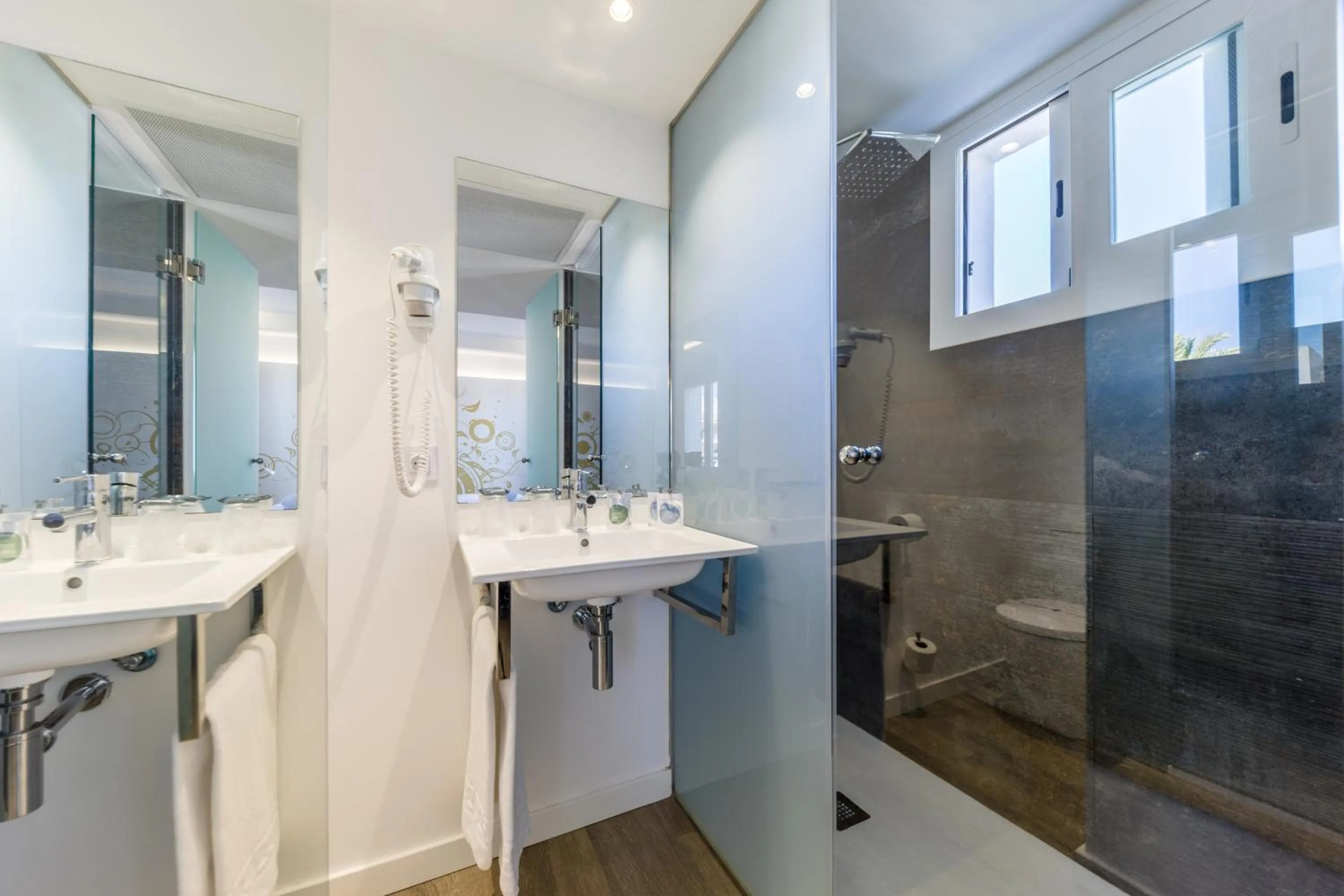 Shower in Welikehotel Triton Beach