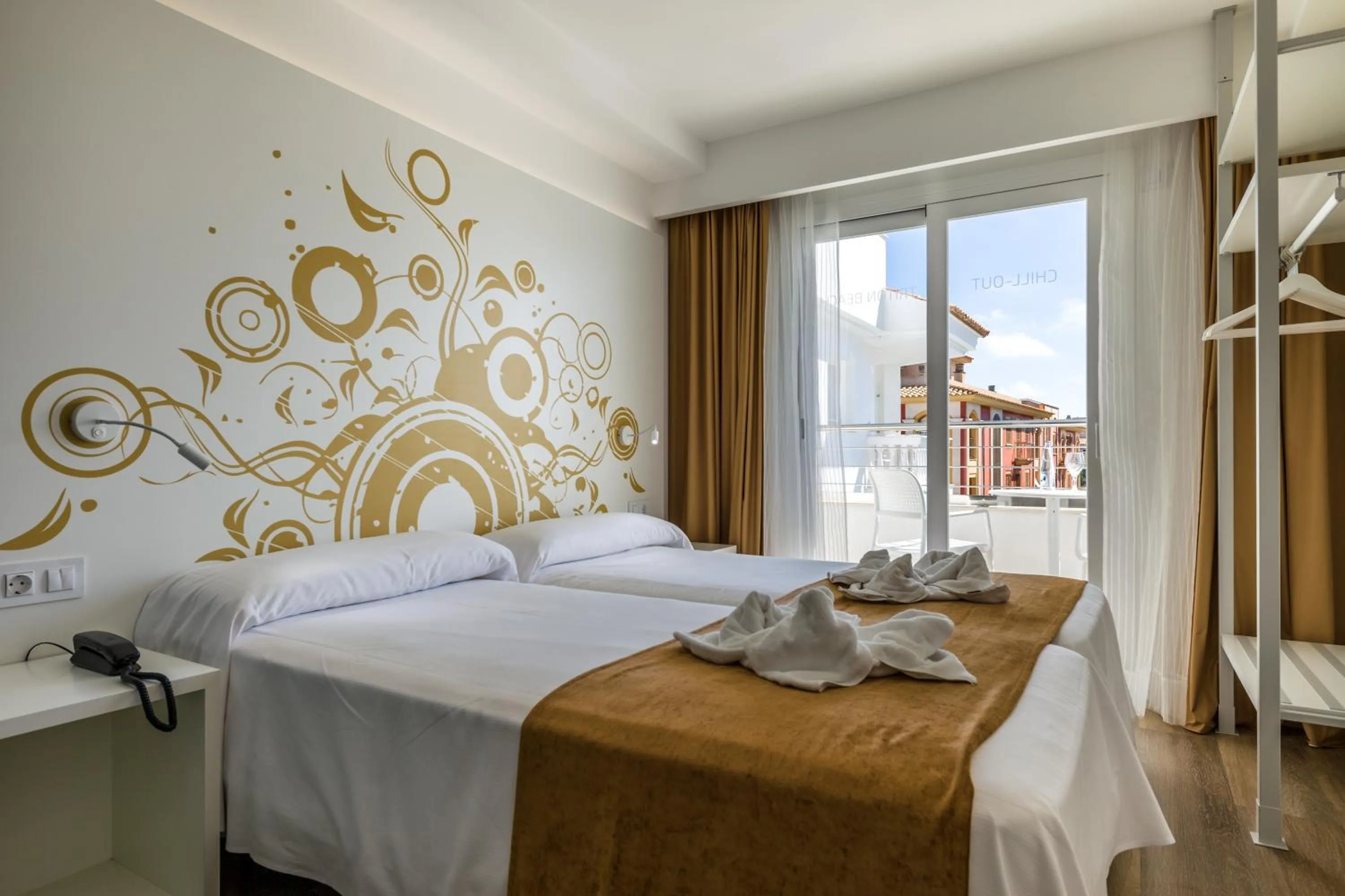 TV and multimedia, Bed in Welikehotel Triton Beach