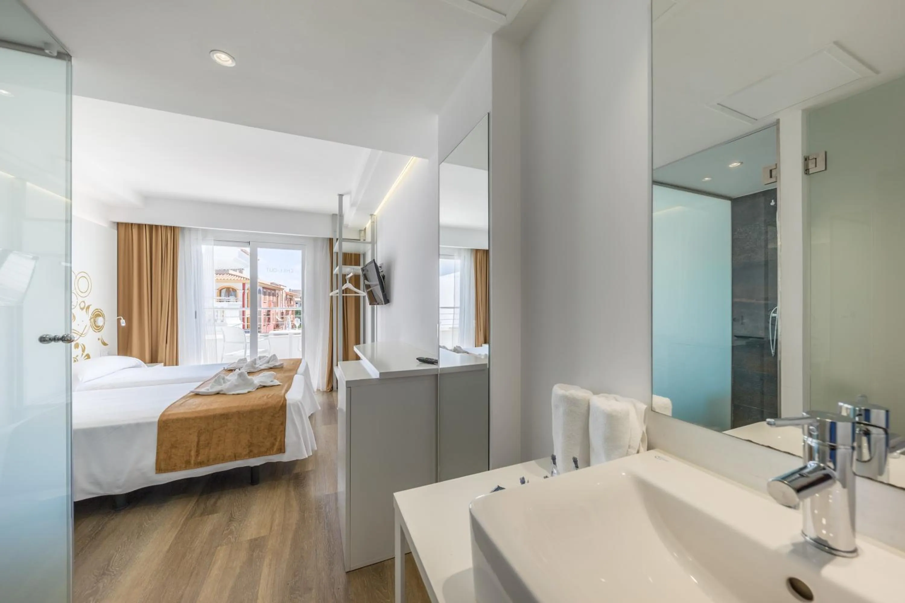 Photo of the whole room, Bed in Welikehotel Triton Beach