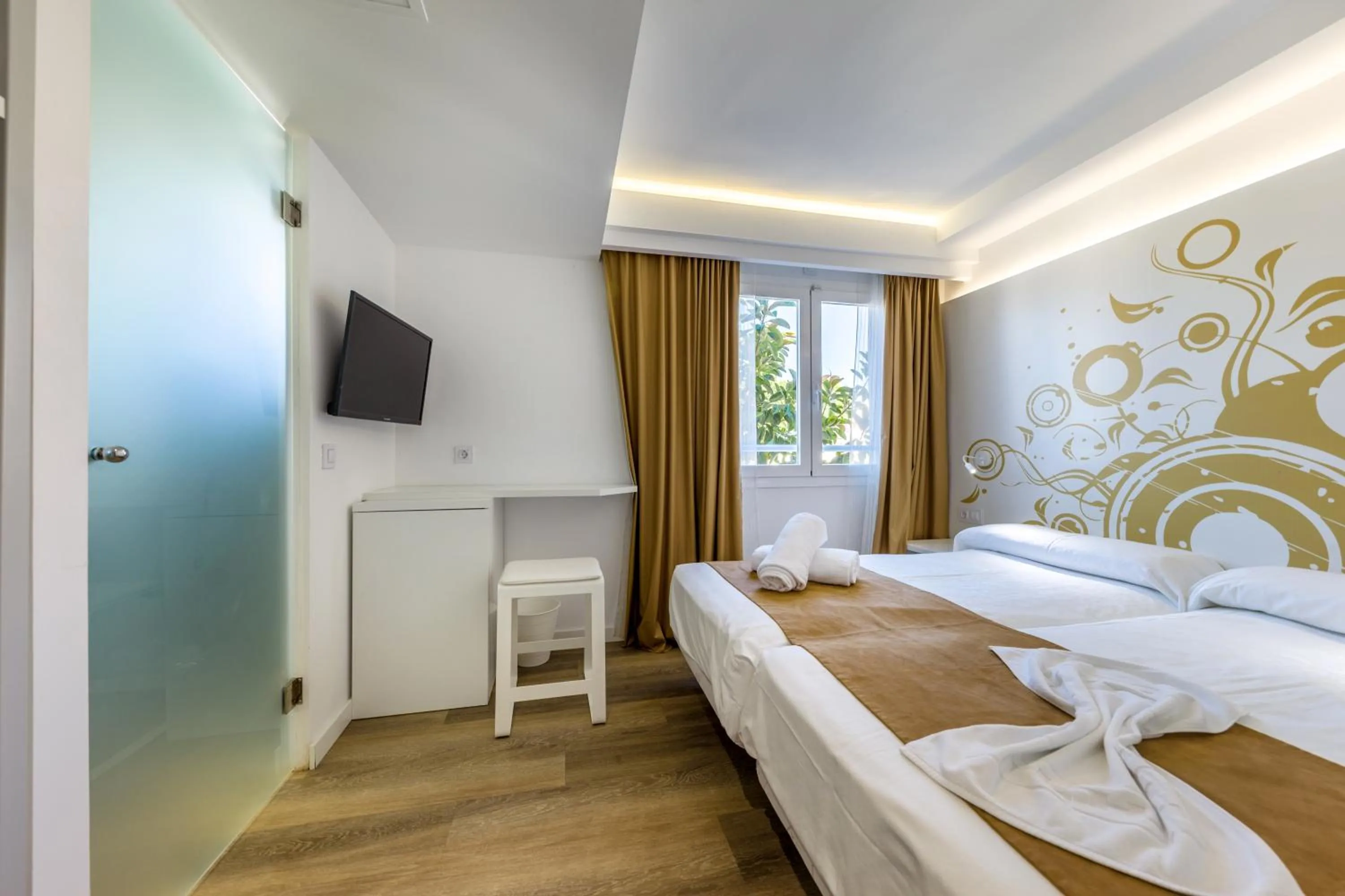 Bed in Welikehotel Triton Beach