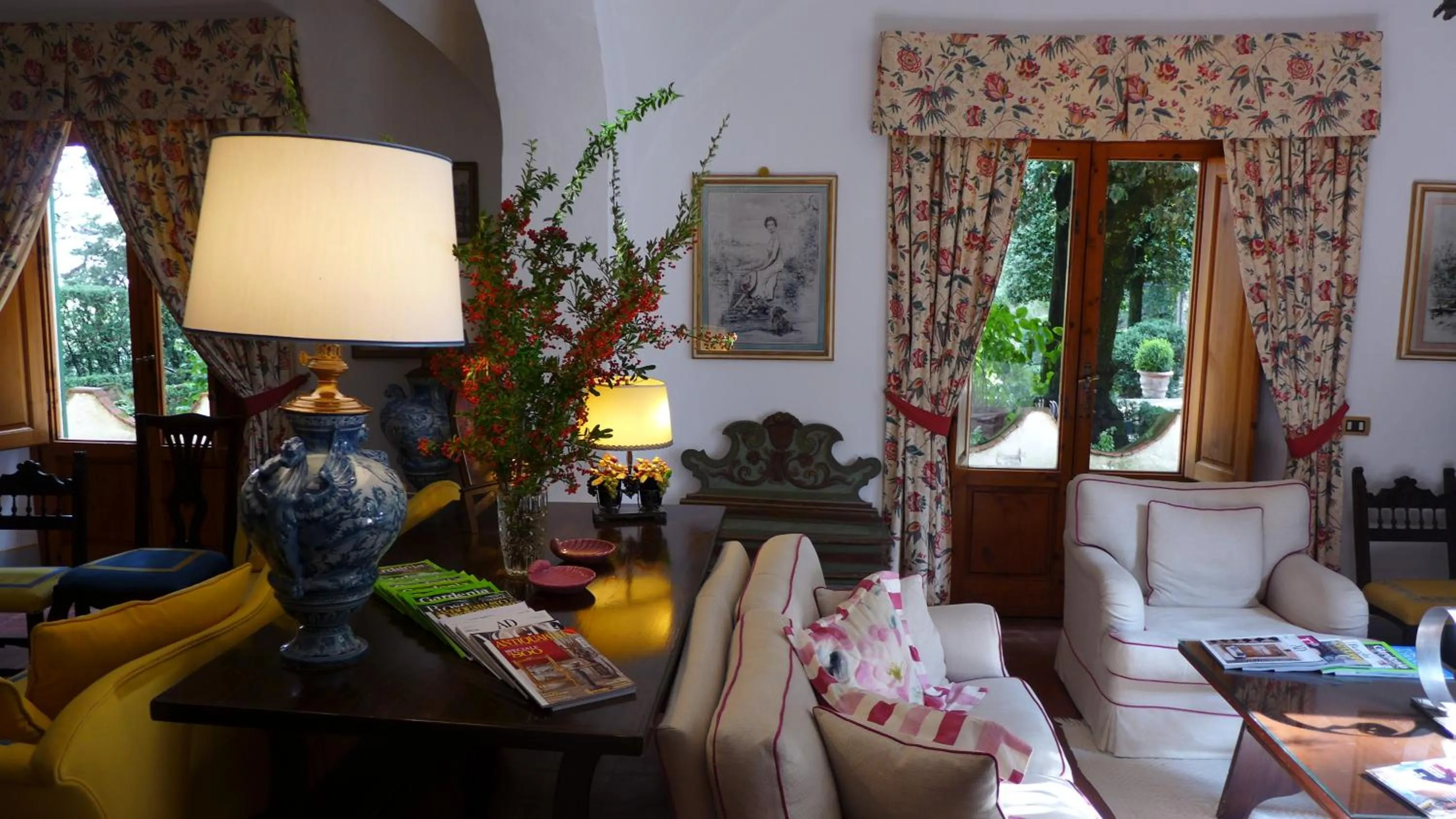 Communal lounge/ TV room in Villa Le Barone