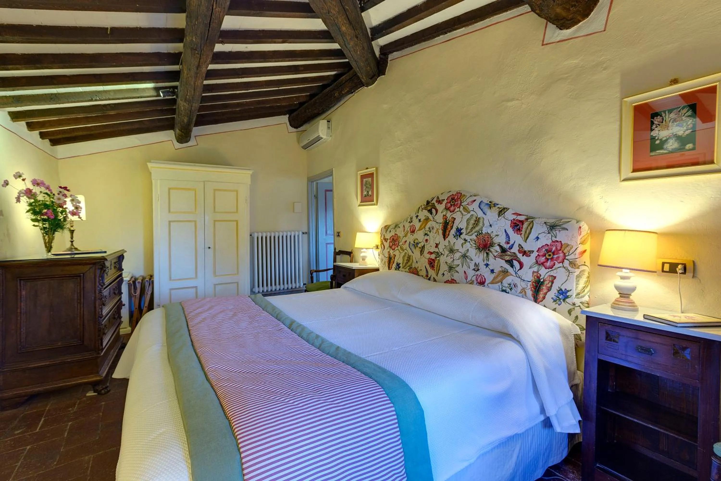 Photo of the whole room, Bed in Villa Le Barone