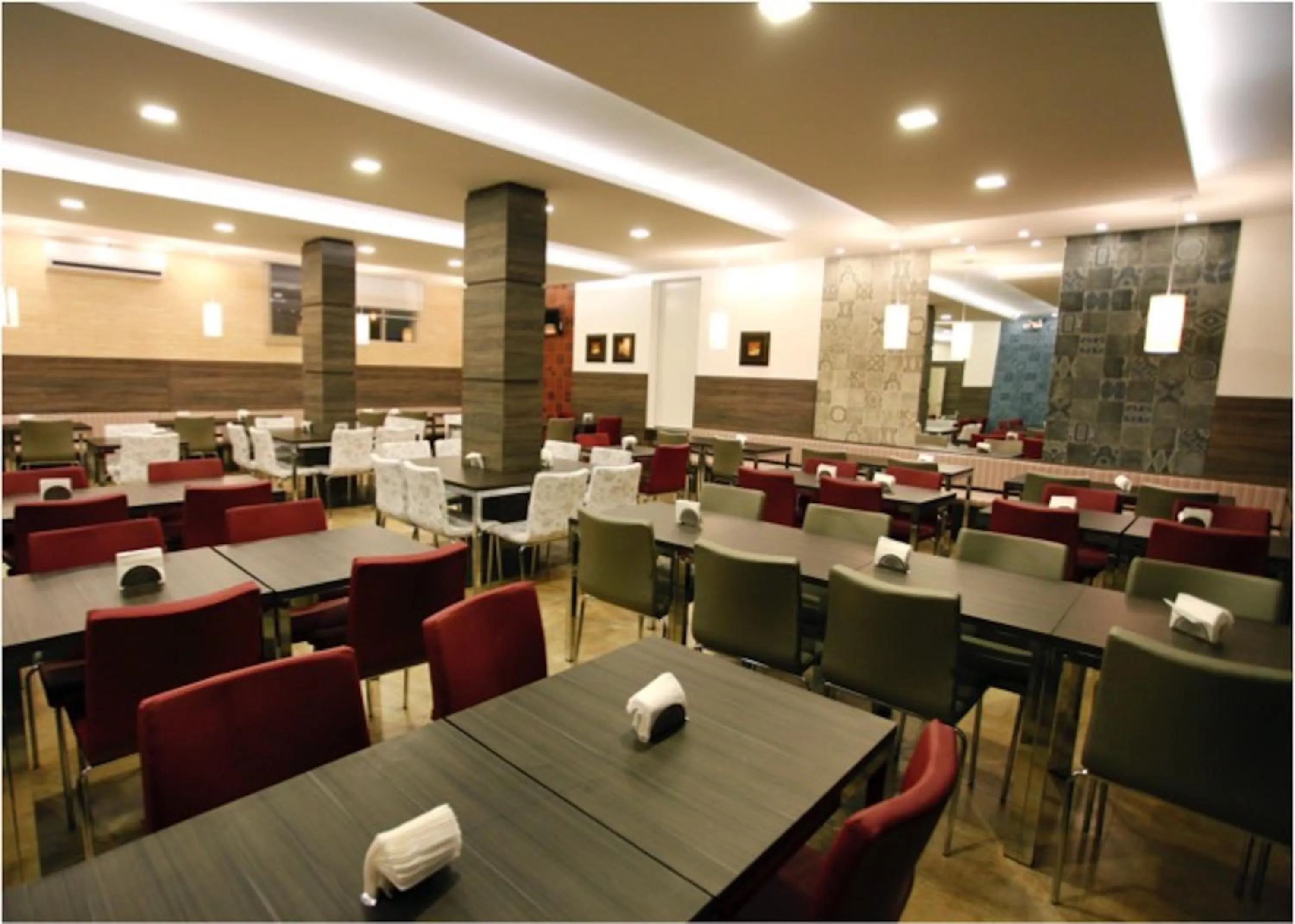 Restaurant/places to eat in Di Capri Hotel