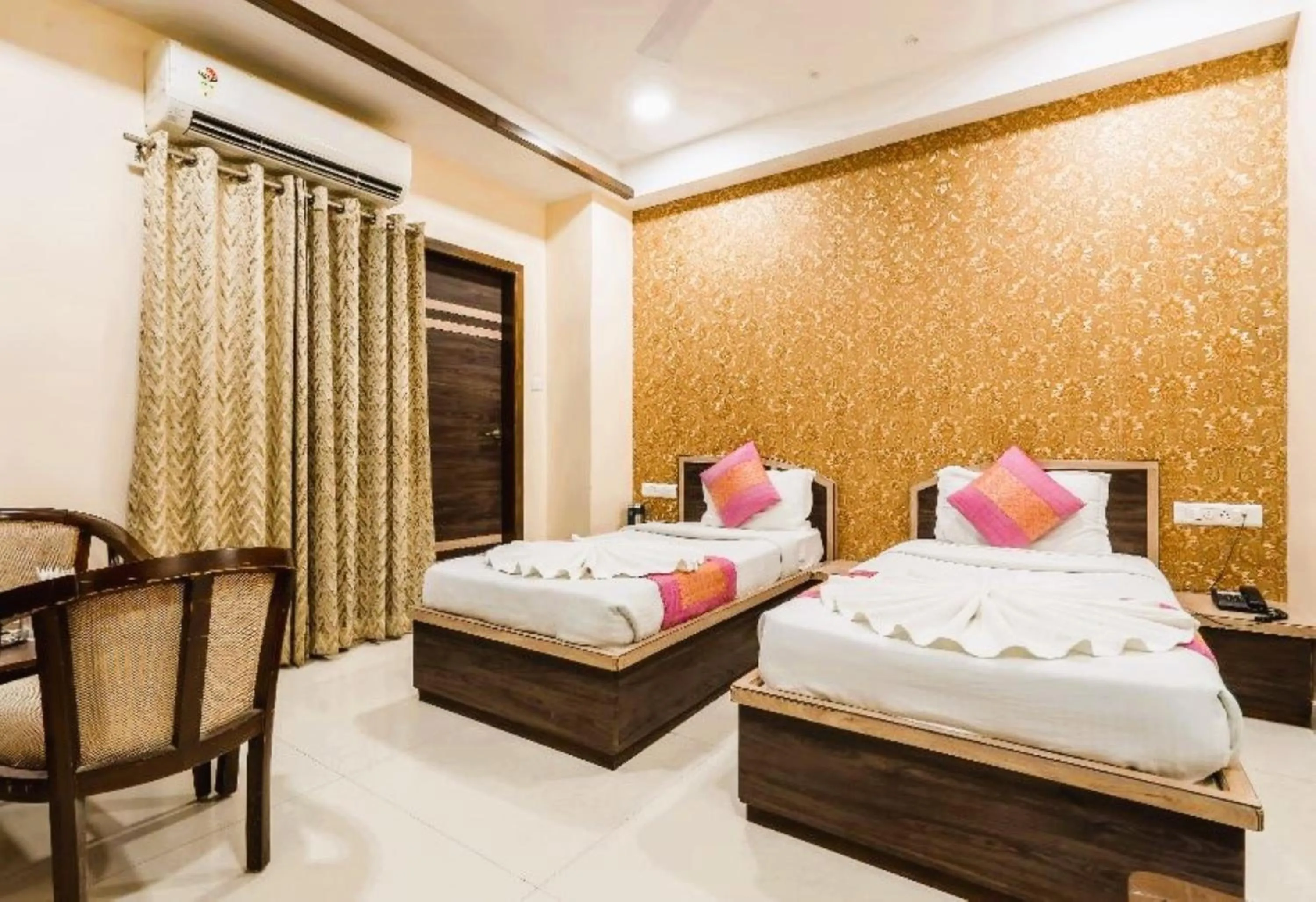 Bedroom, Bed in Hotel Manas Continental Gorakhpur