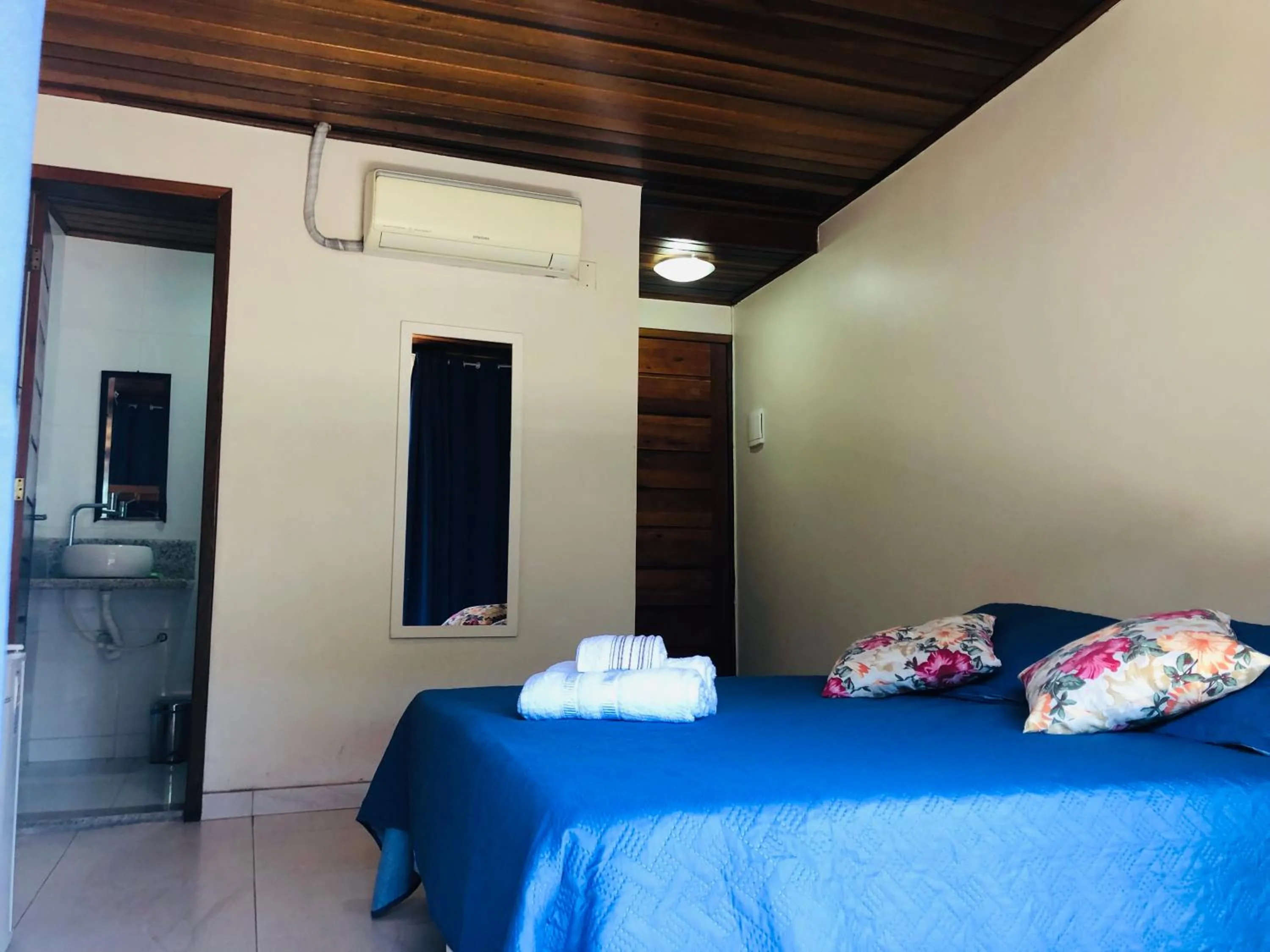 Photo of the whole room, Bed in Porto do Sol Suítes