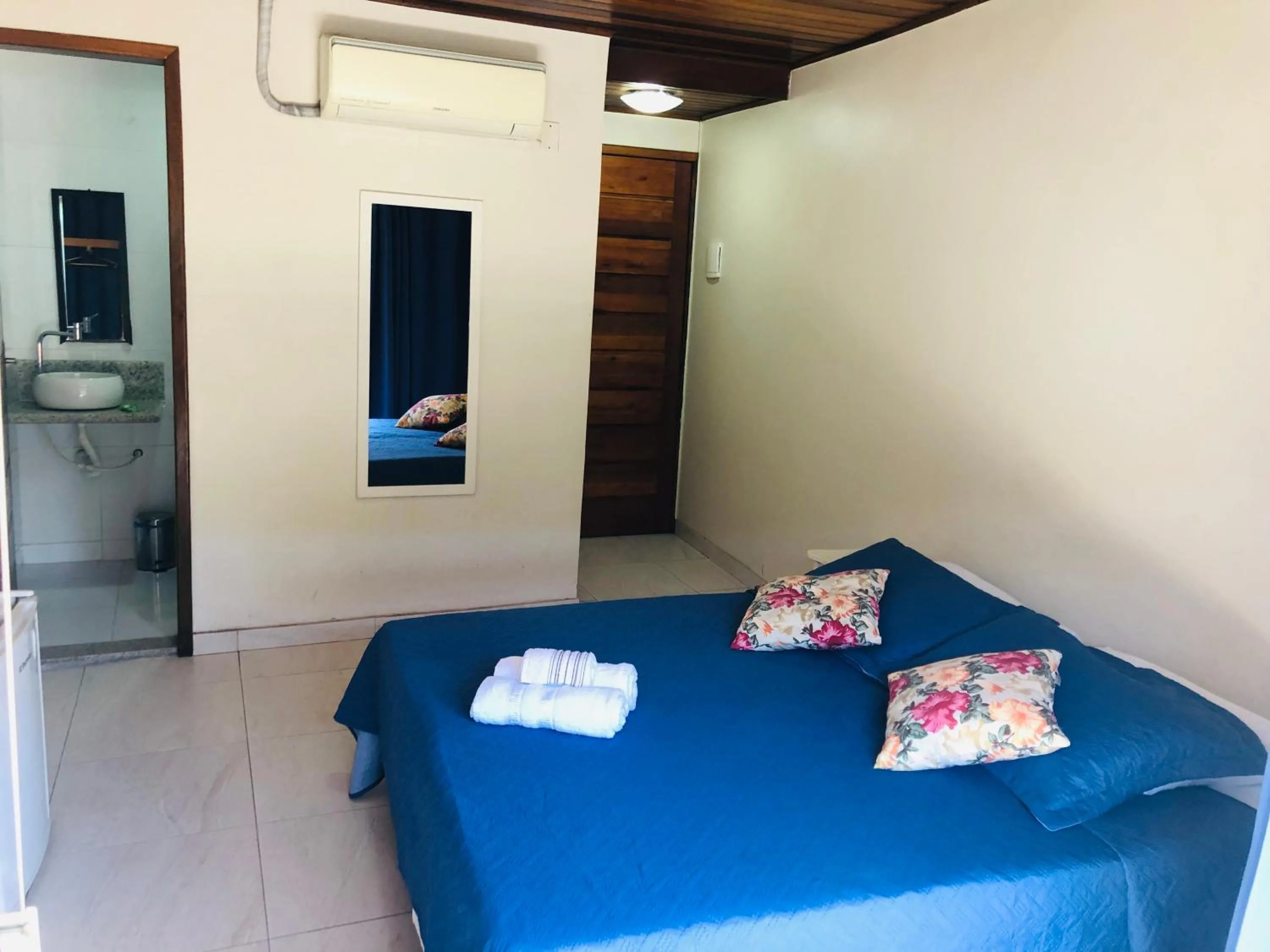 Photo of the whole room, Bed in Porto do Sol Suítes