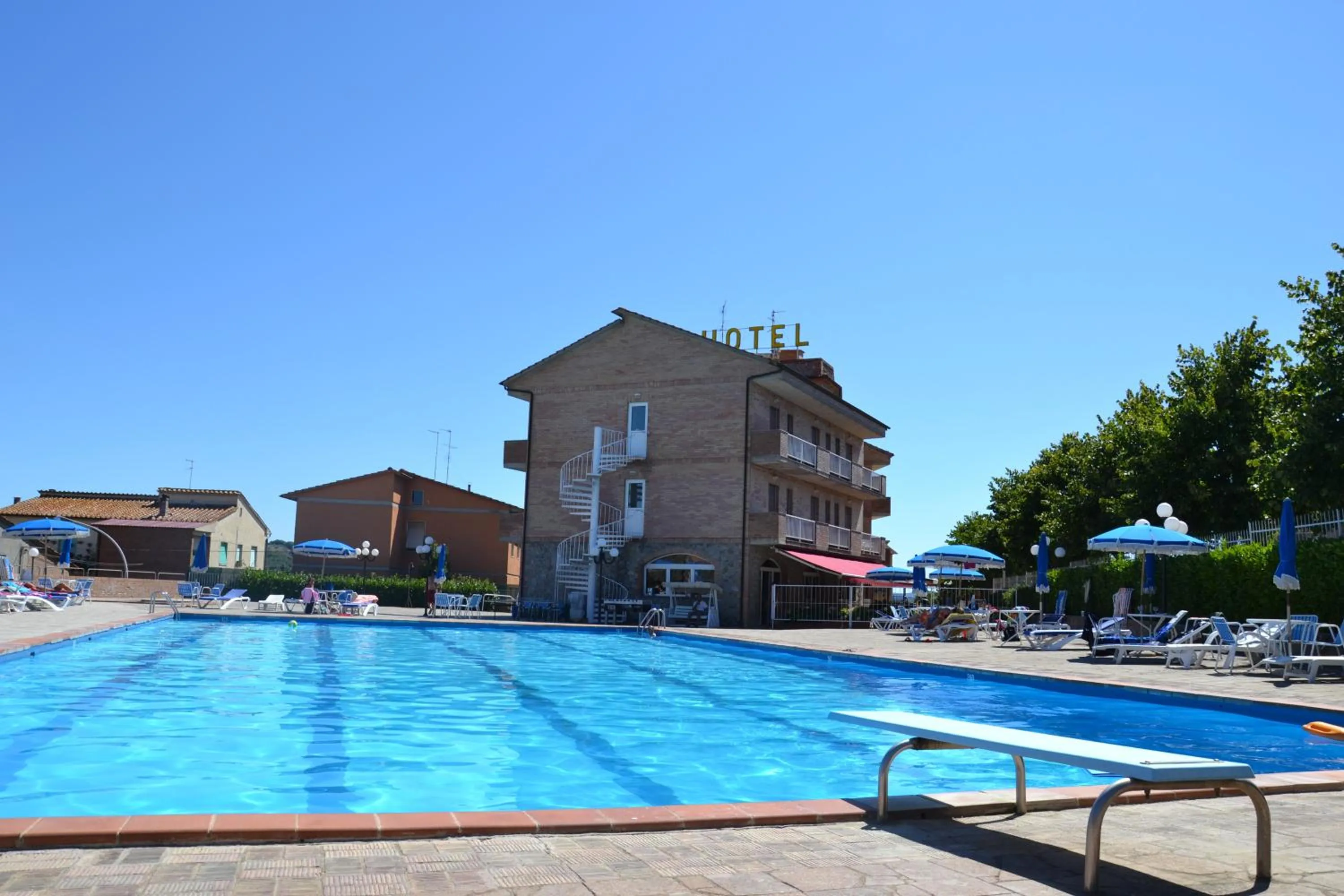 Property building in Albergo Di Murlo