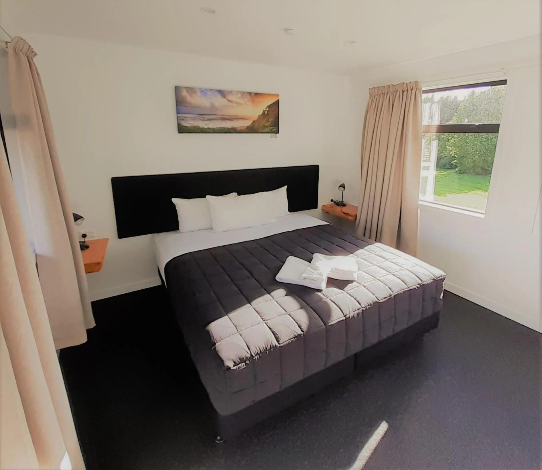 Double or Twin Room with Shared Bathroom - single occupancy in Last Light Lodge