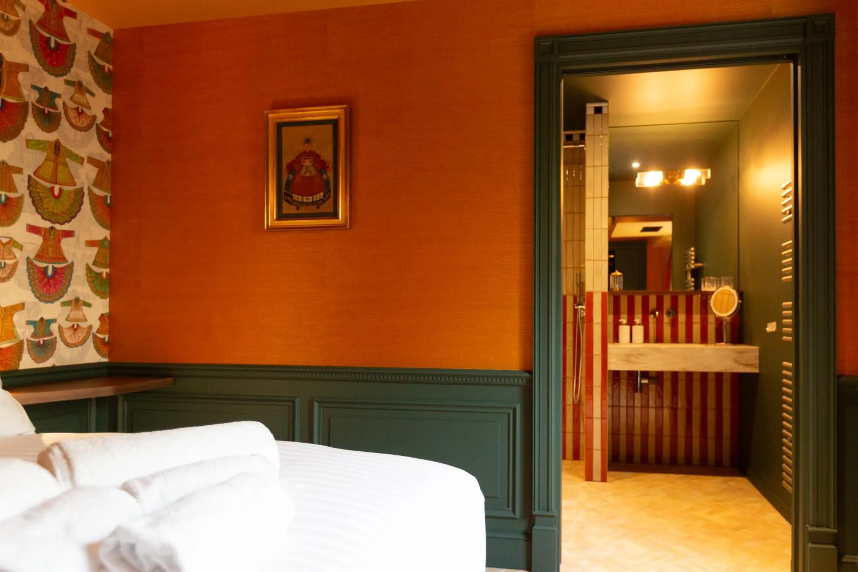 Bathroom, Bed in Hôtel La Particulière
