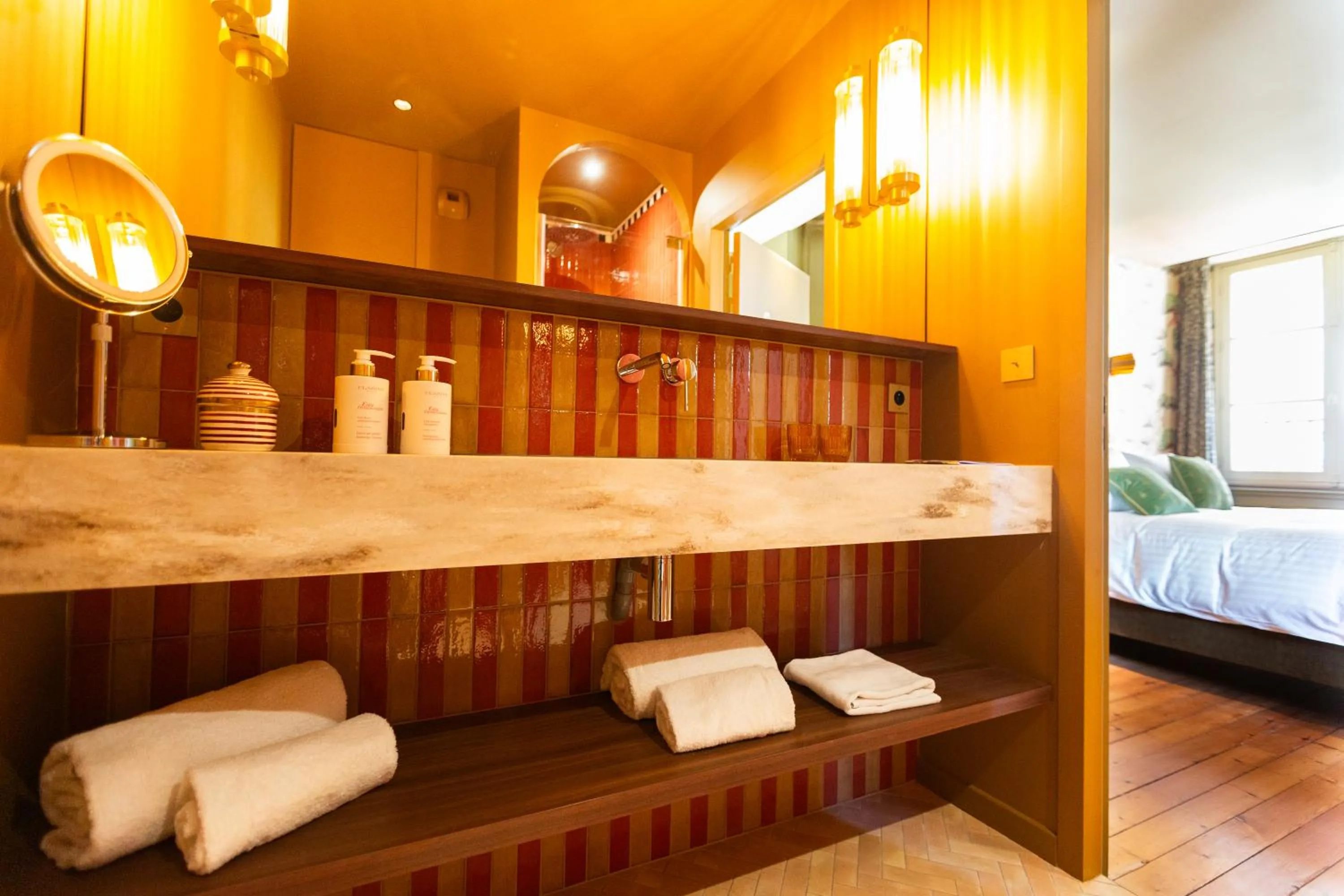Bathroom, Bed in Hôtel La Particulière