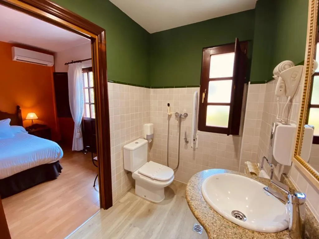 Bathroom, Bed in El Tejo de Comillas