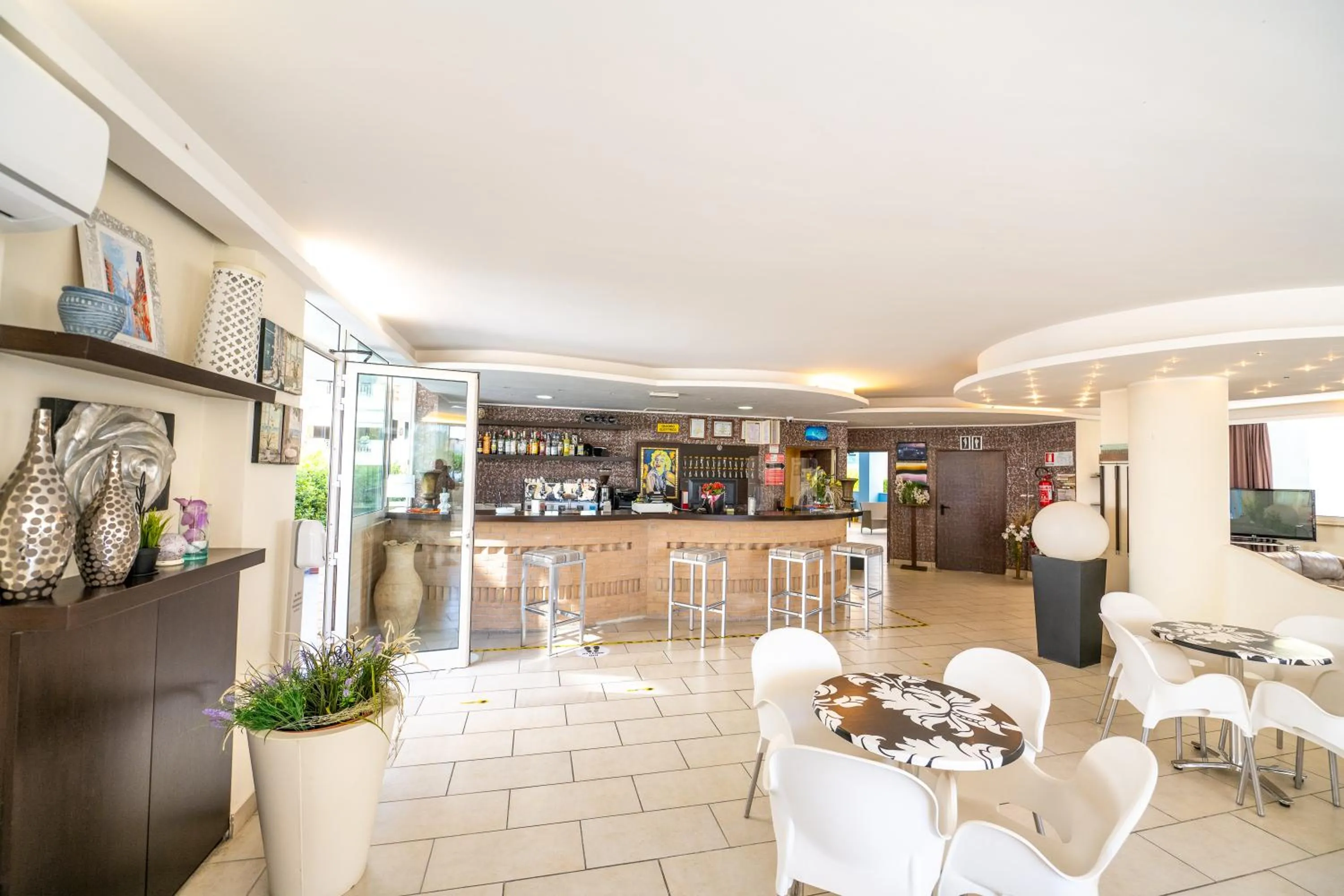 Communal lounge/ TV room in Di Matteo Hotel