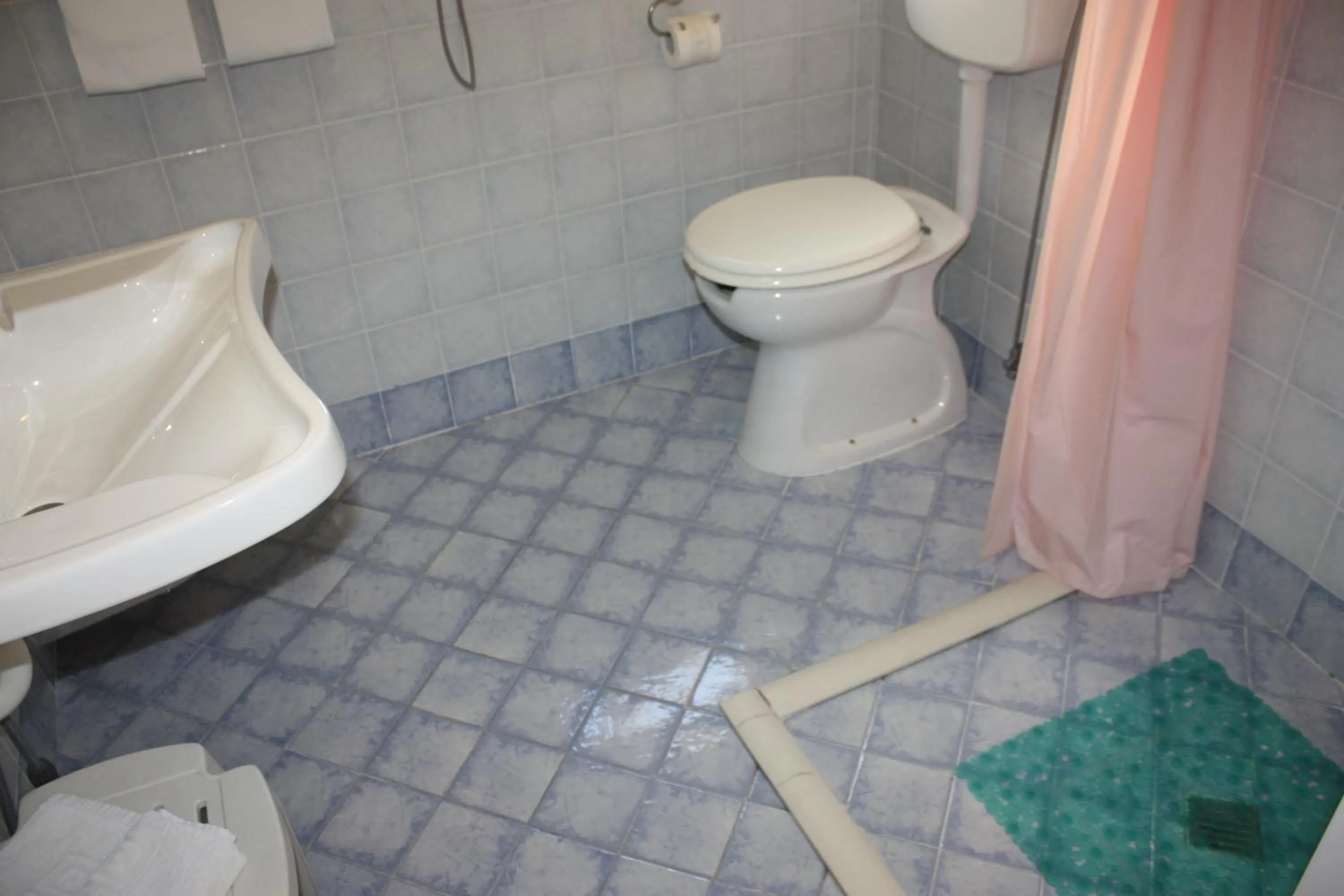 Shower in Di Matteo Hotel