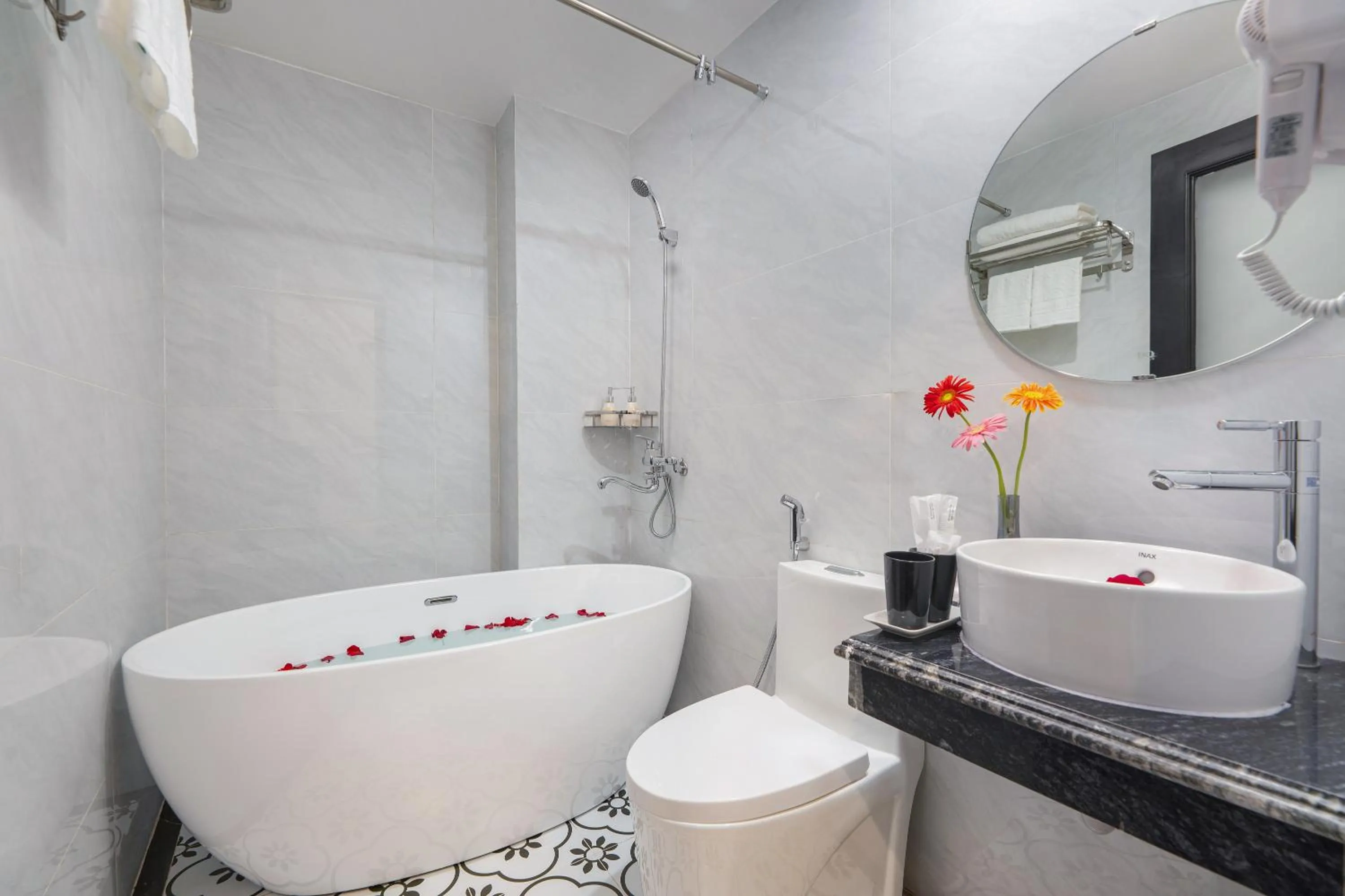 Shower in Hanoi Jasmine Premium Hotel & Travel