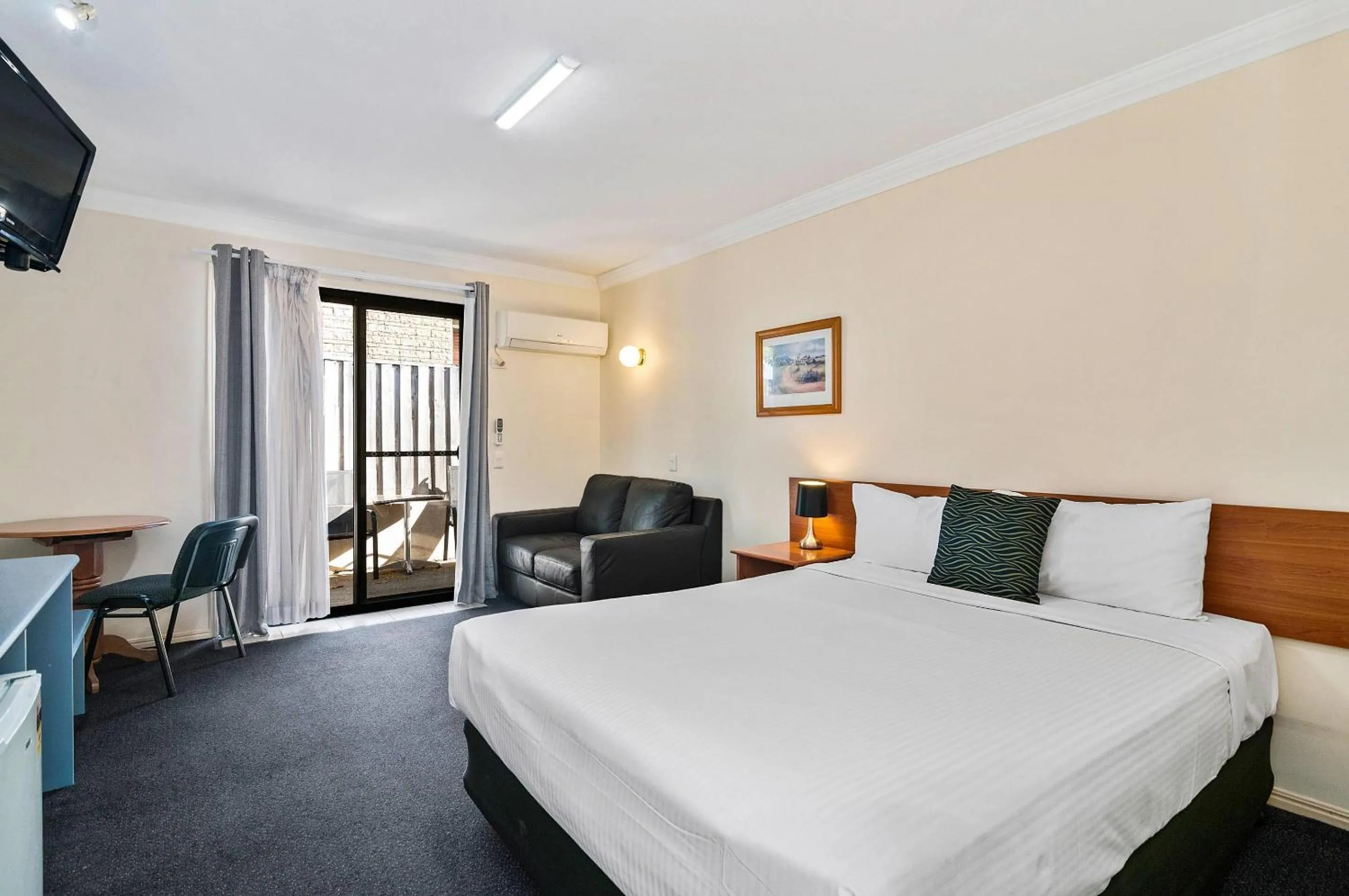 Bedroom, Bed in Econo Lodge Waterford