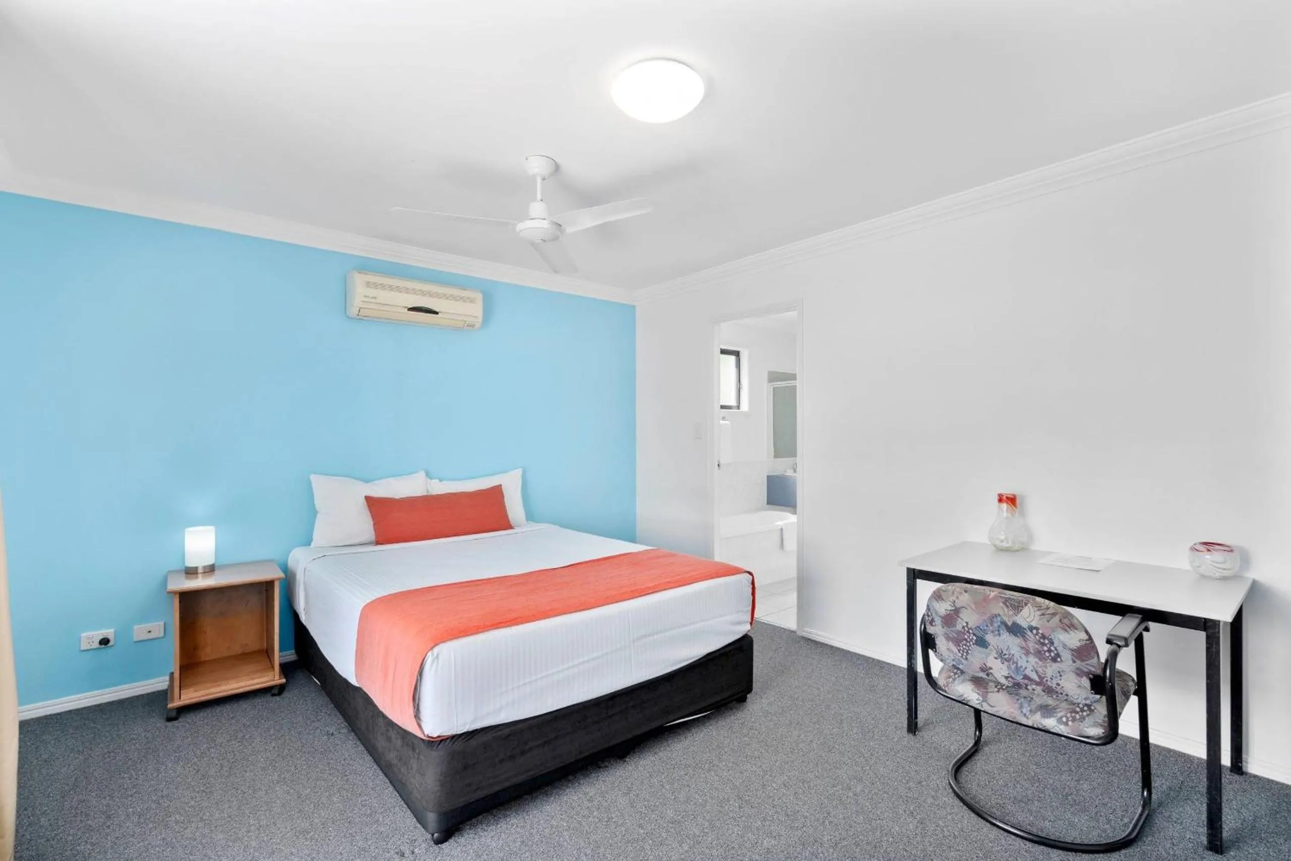 Bedroom, Bed in Econo Lodge Waterford