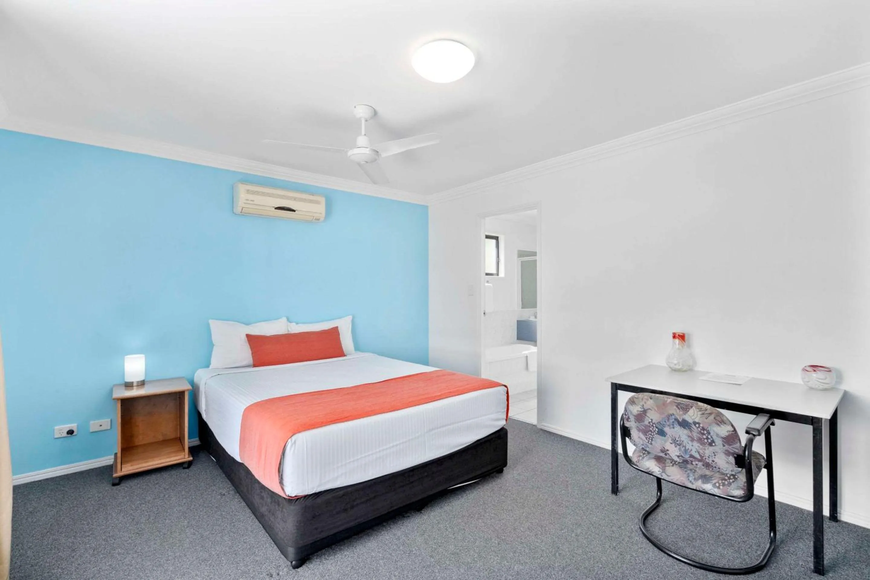 Bedroom, Bed in Econo Lodge Waterford