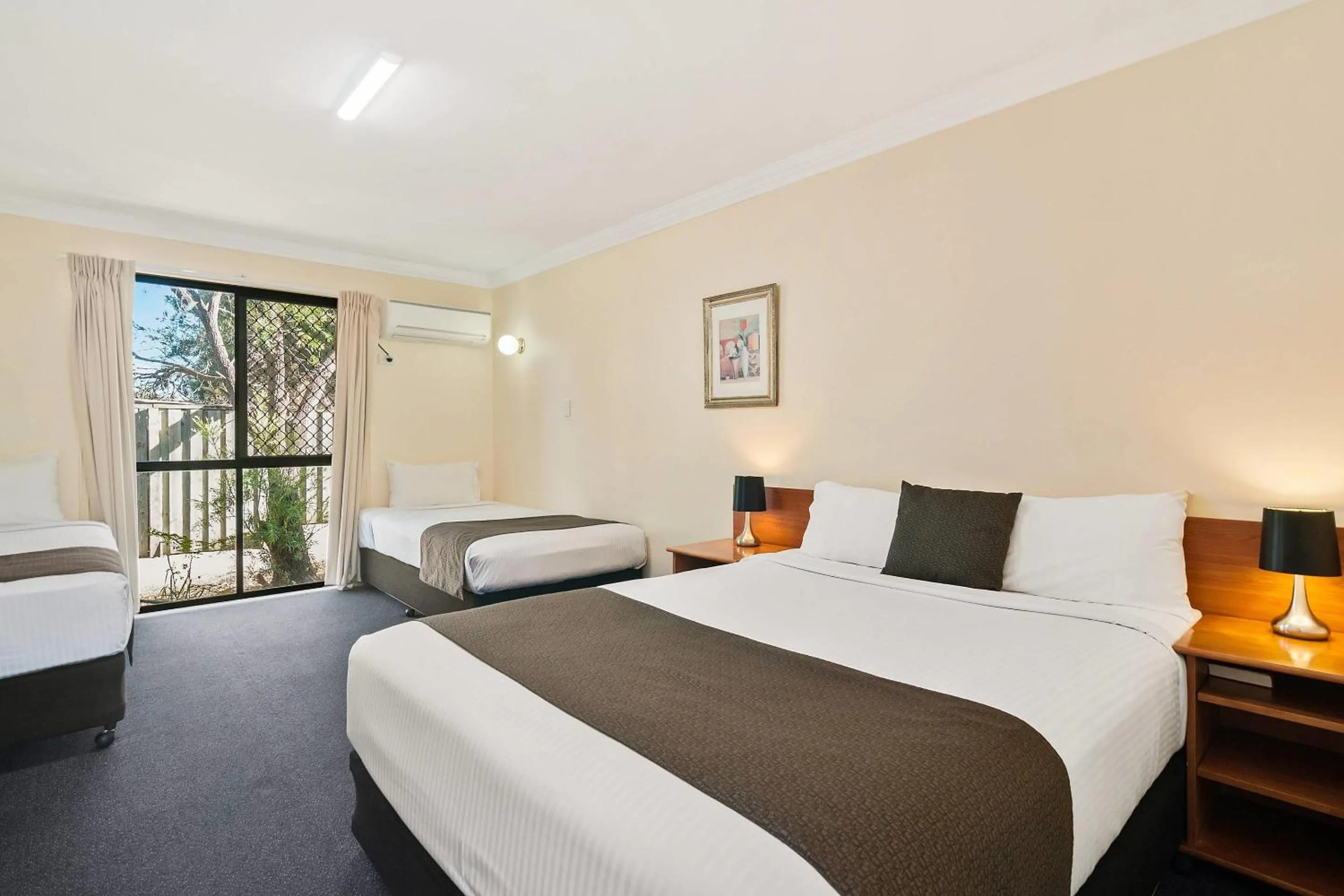 Bedroom, Bed in Econo Lodge Waterford