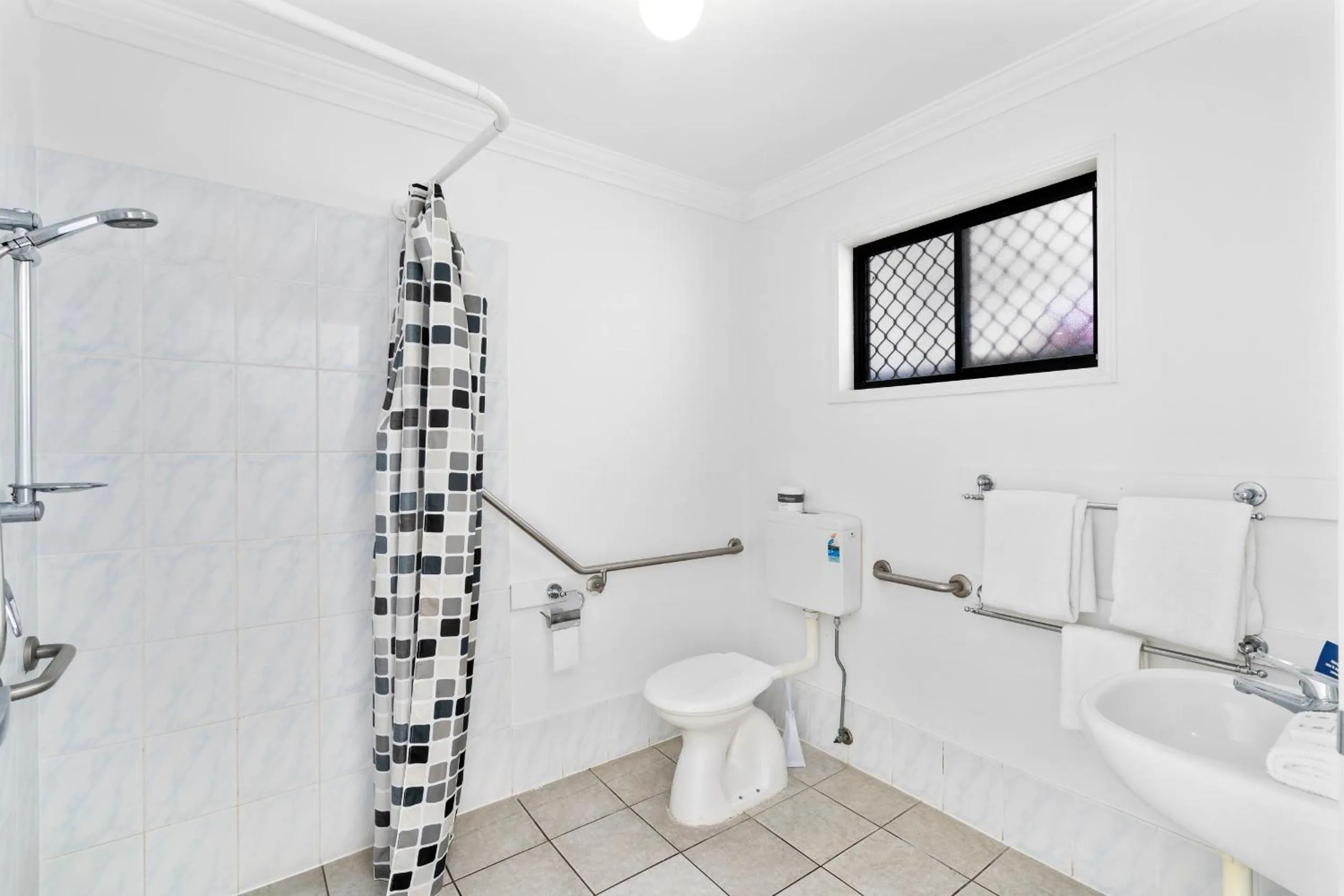 Shower in Econo Lodge Waterford