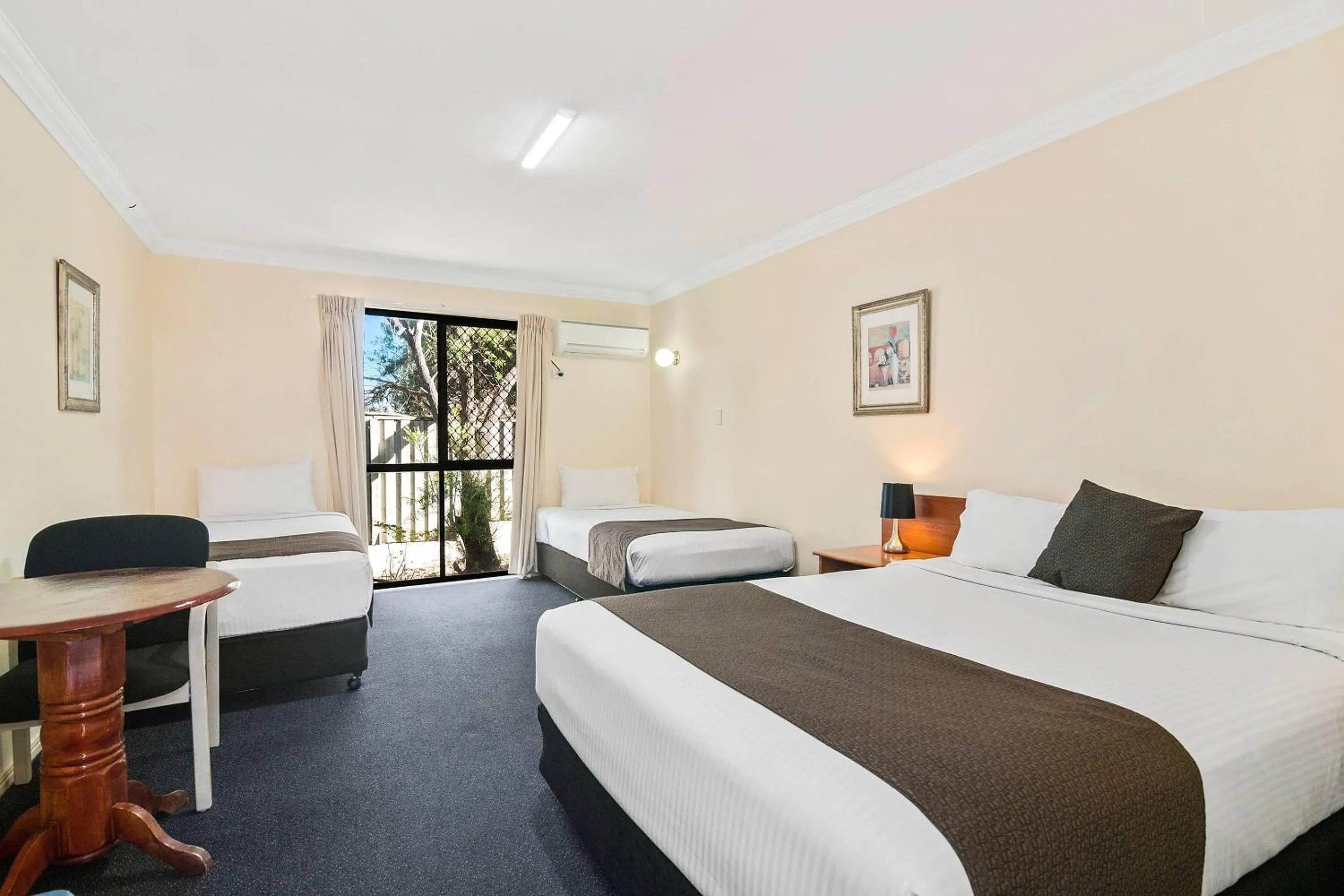 Bedroom, Bed in Econo Lodge Waterford
