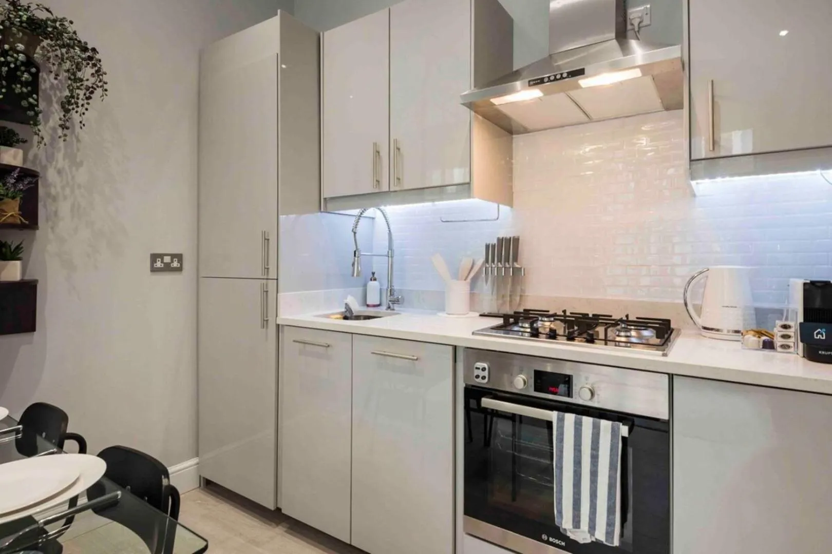 Bright and Modern Bayswater Apartment