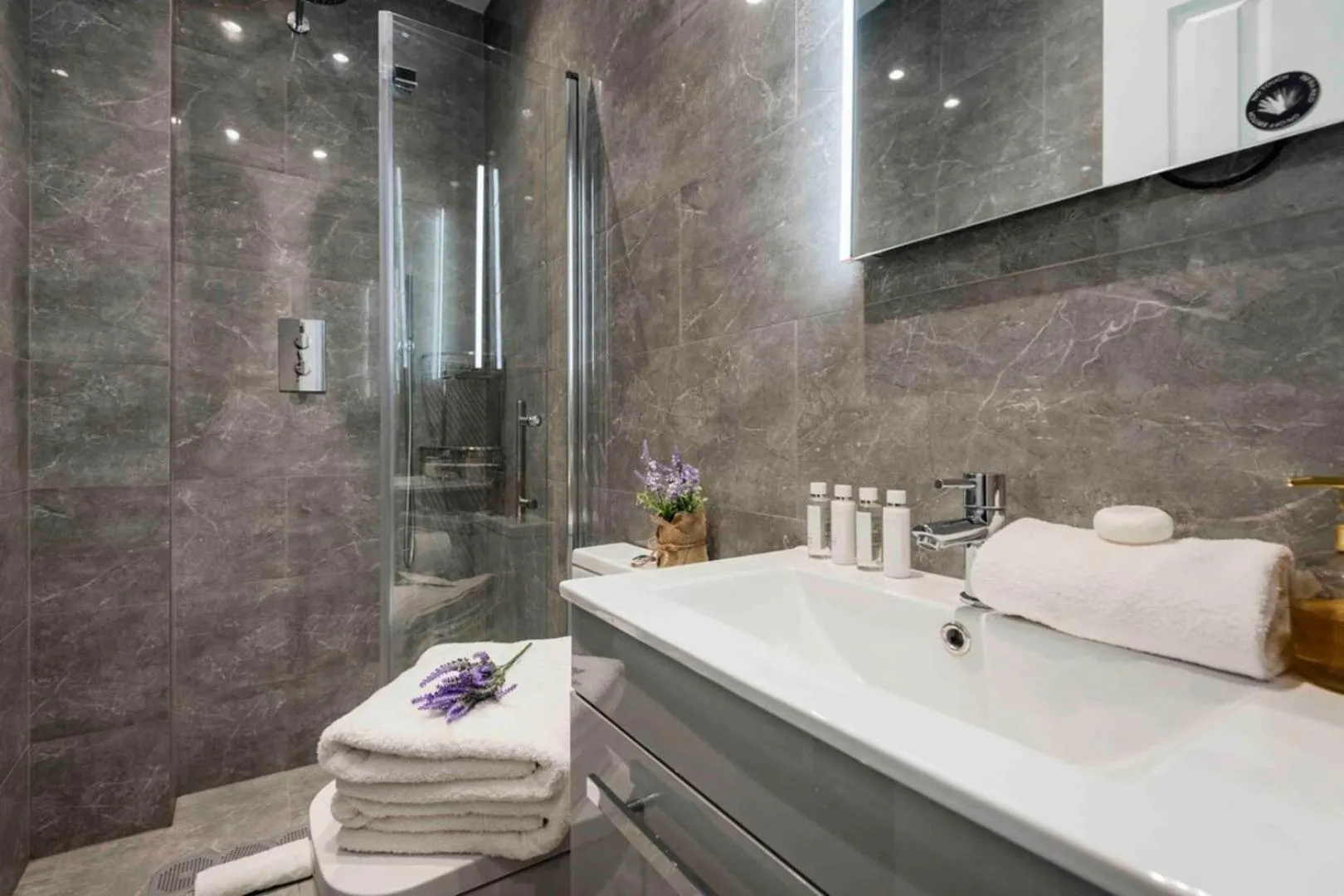Bright and Modern Bayswater Apartment