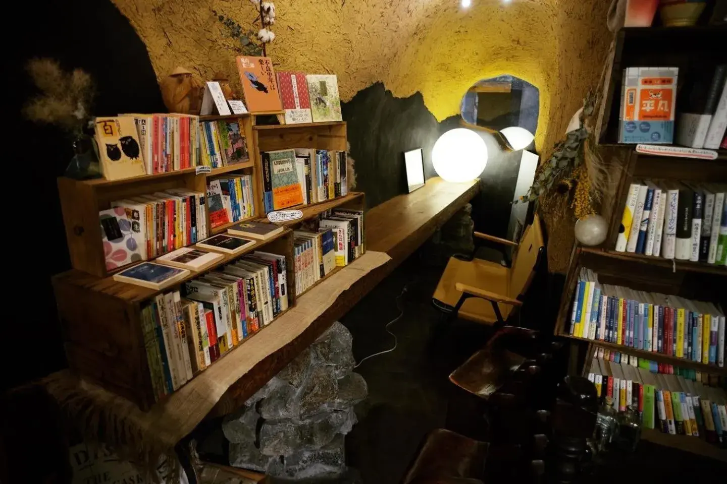 Library in WORLDTRECK DINER & GUESTHOUSE-Pise