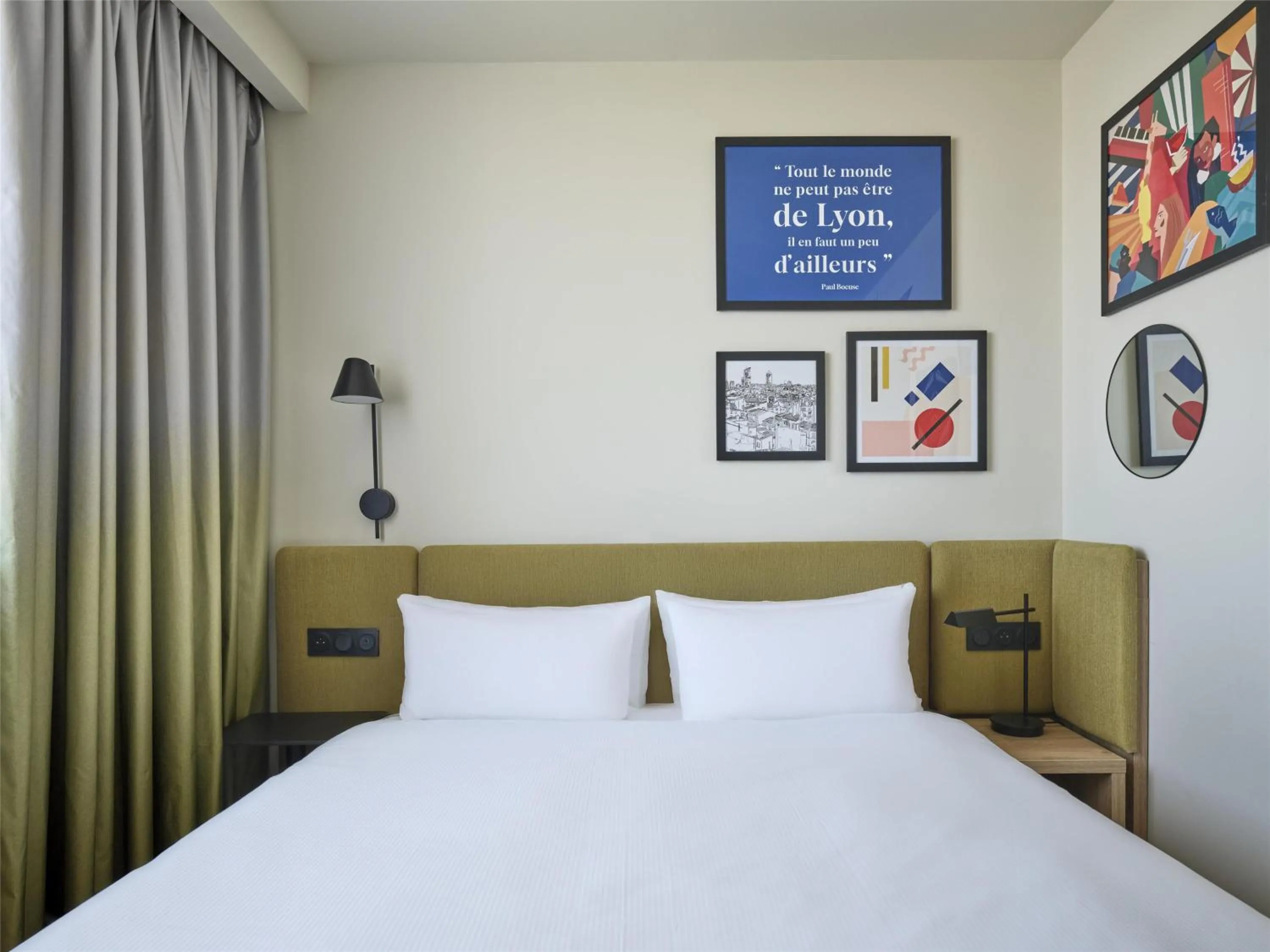 Bed in Hampton By Hilton Lyon Airport