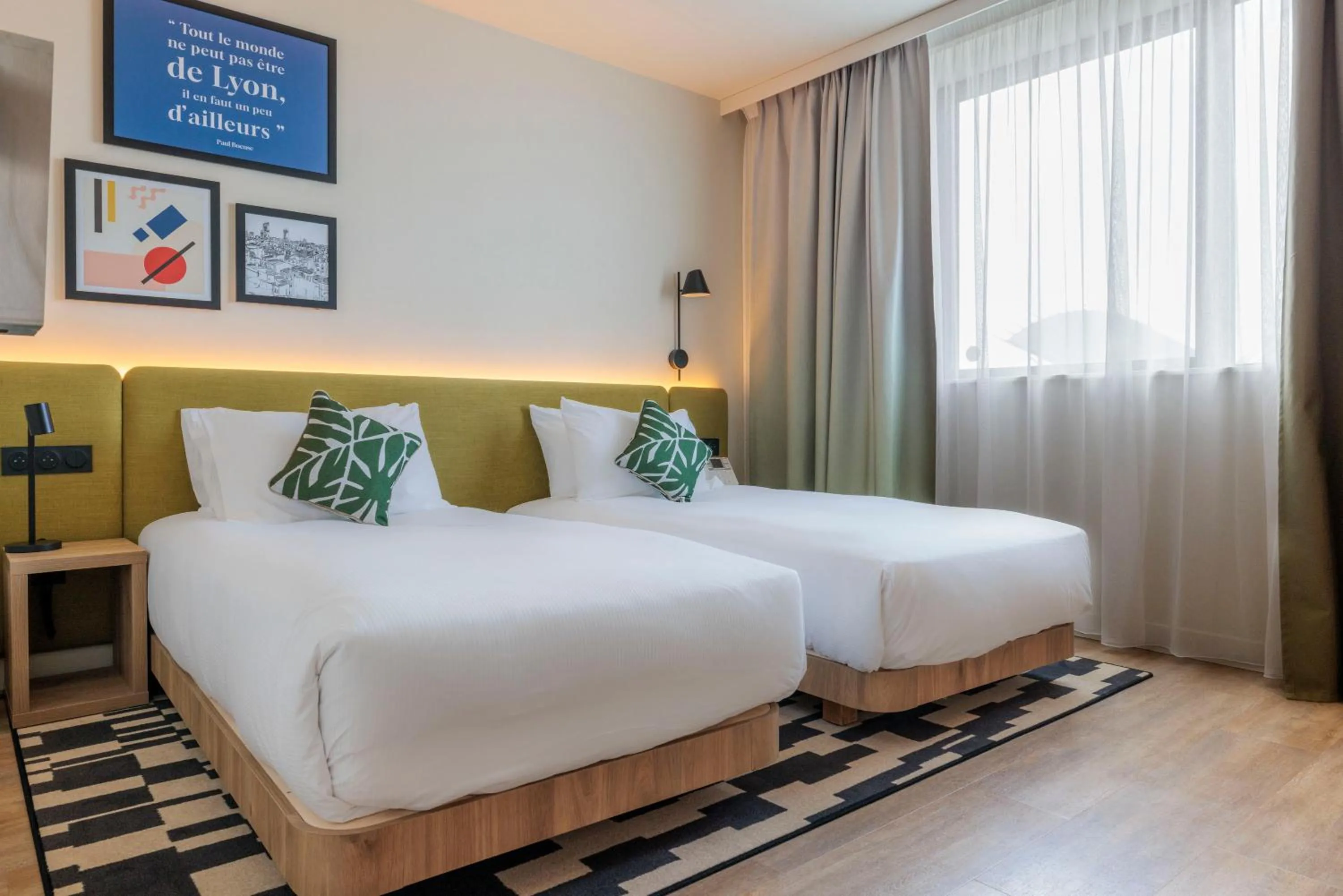 Bed in Hampton By Hilton Lyon Airport