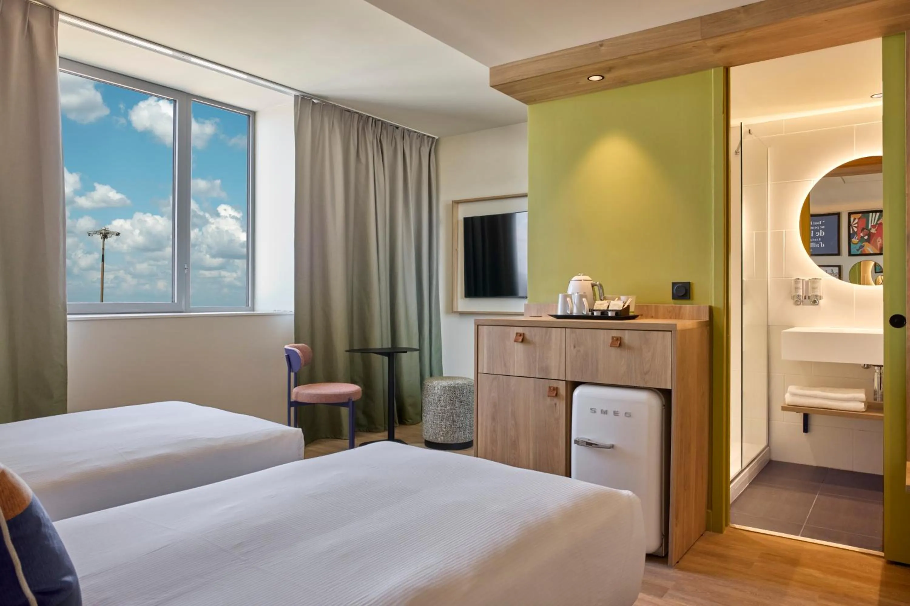 Bed in Hampton By Hilton Lyon Airport