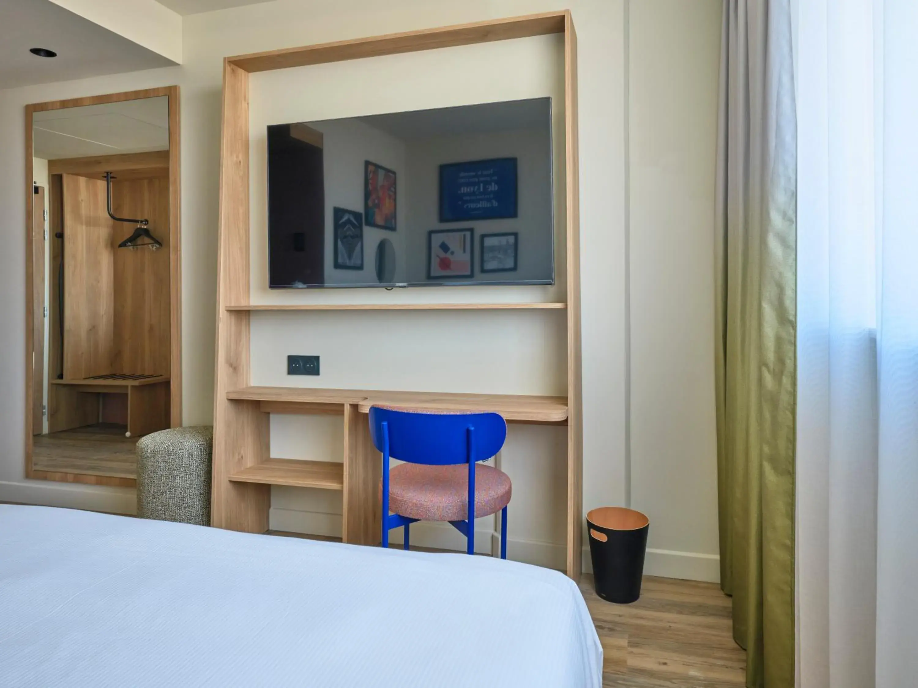 TV and multimedia, Bed in Hampton By Hilton Lyon Airport TV and multimedia, Bed in Hampton By Hilton Lyon Airport