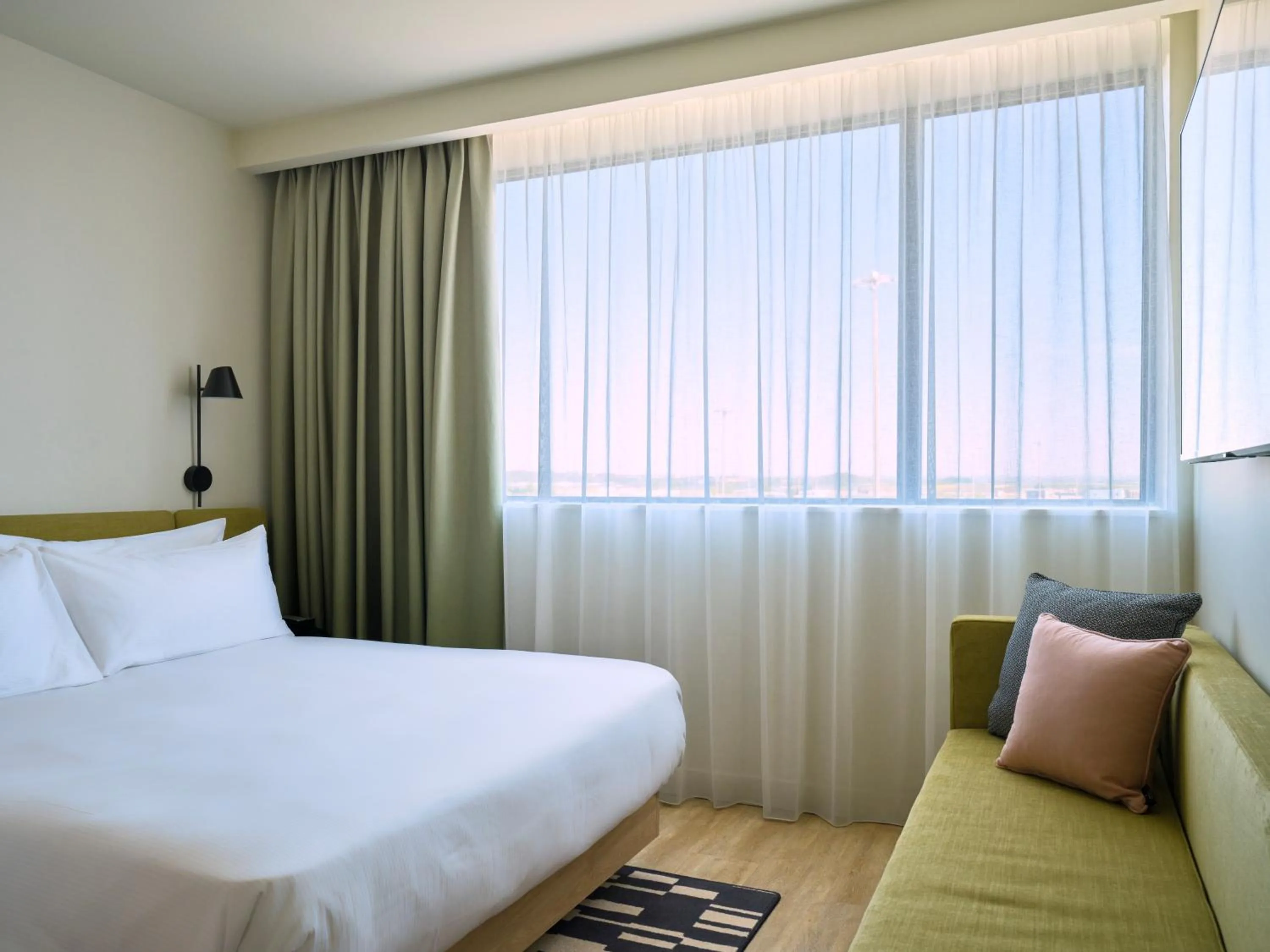 Bed in Hampton By Hilton Lyon Airport