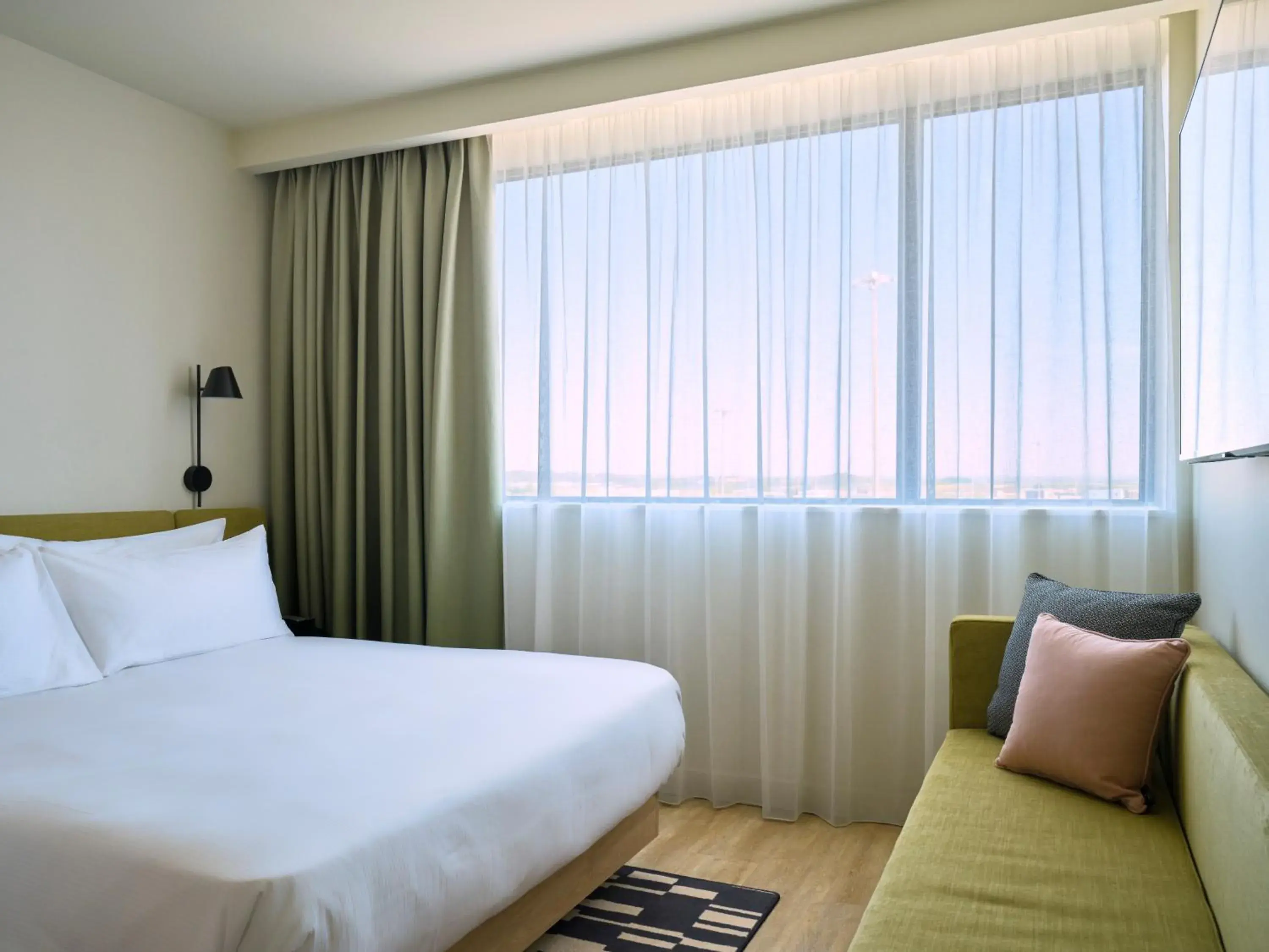 Bed in Hampton By Hilton Lyon Airport Bed in Hampton By Hilton Lyon Airport