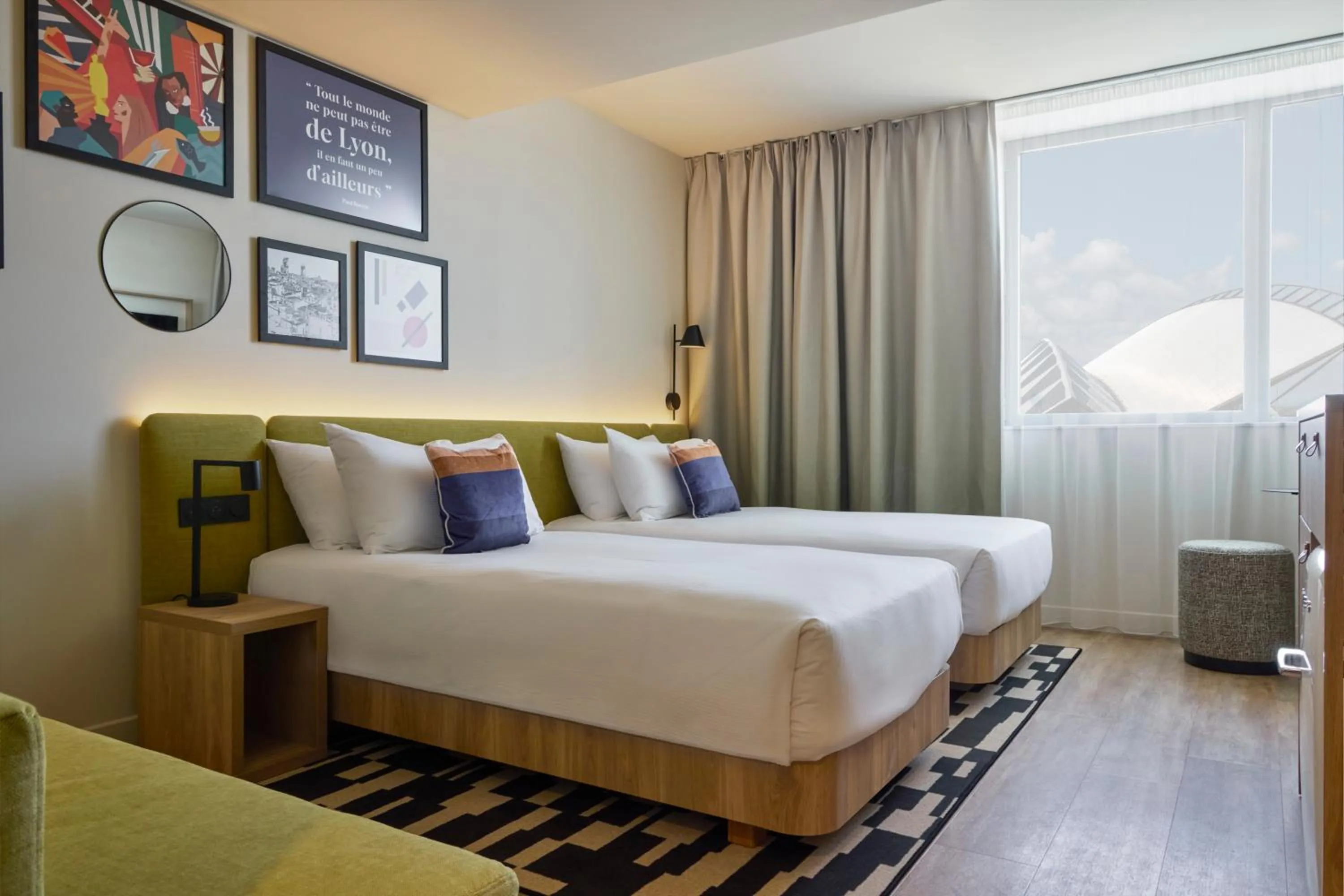 Bed in Hampton By Hilton Lyon Airport