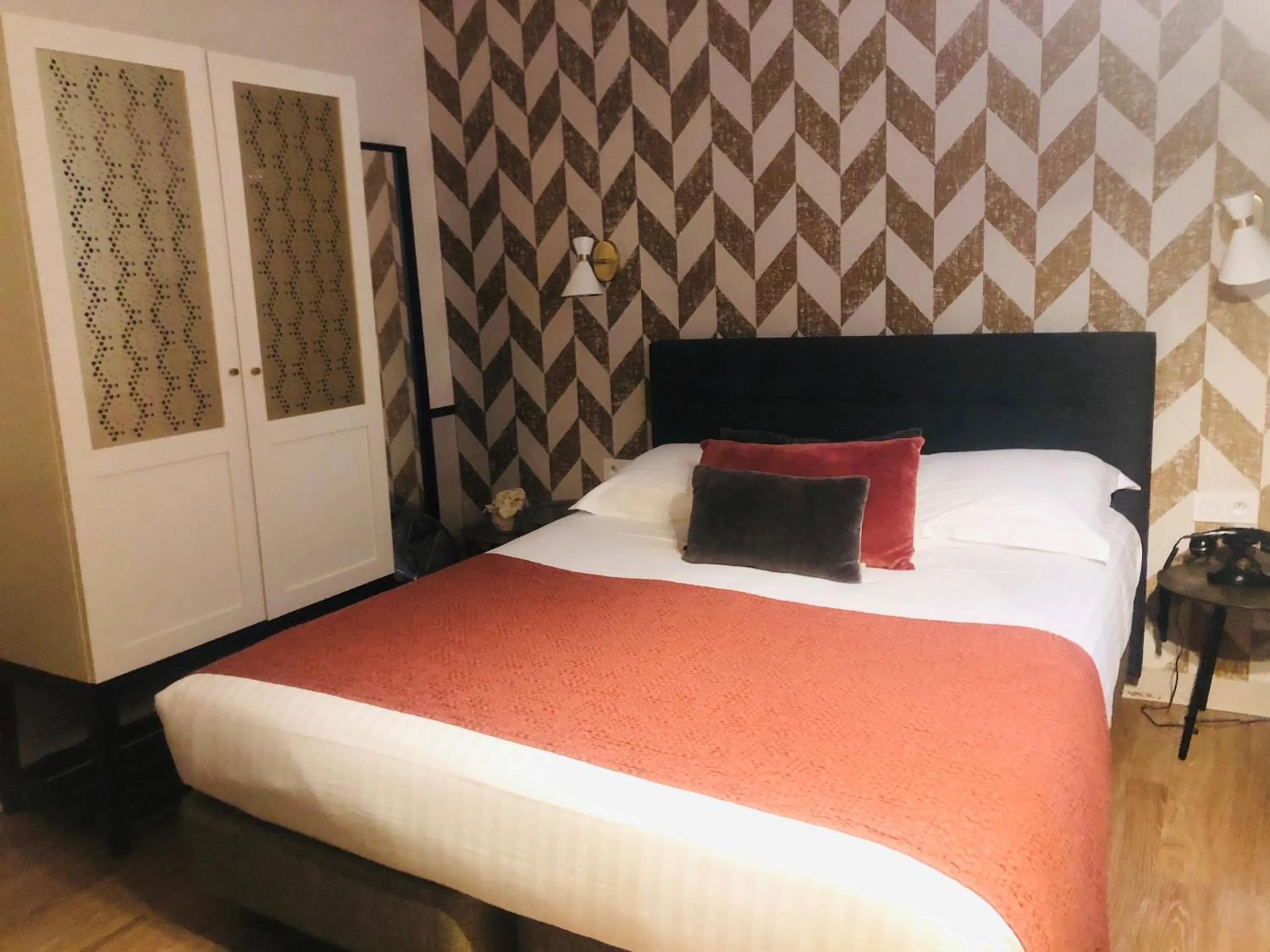 Bedroom, Bed in Hôtel Jeanne d'Arc Le Marais