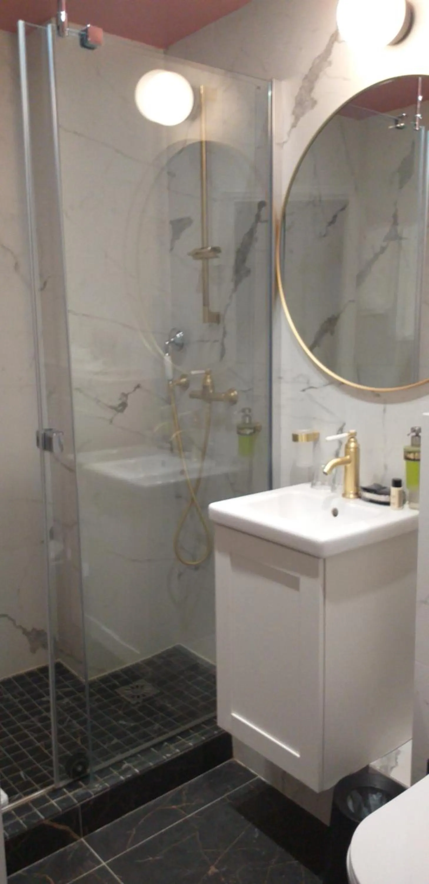 Shower in Hôtel Jeanne d'Arc Le Marais