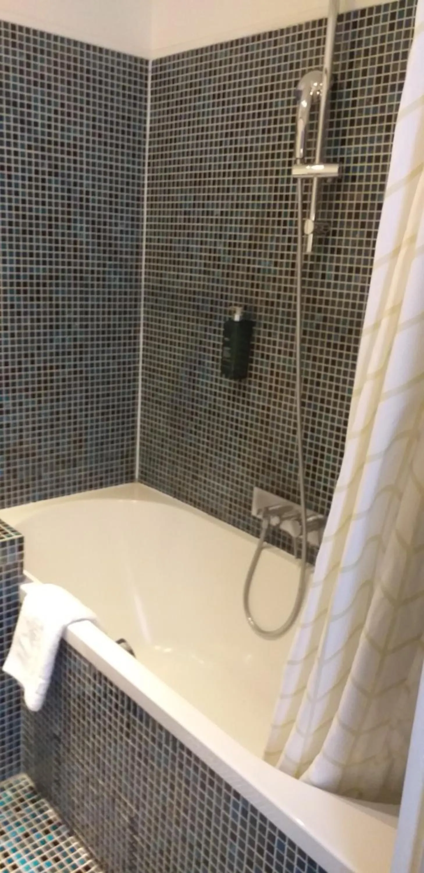 Bath in Hôtel Jeanne d'Arc Le Marais