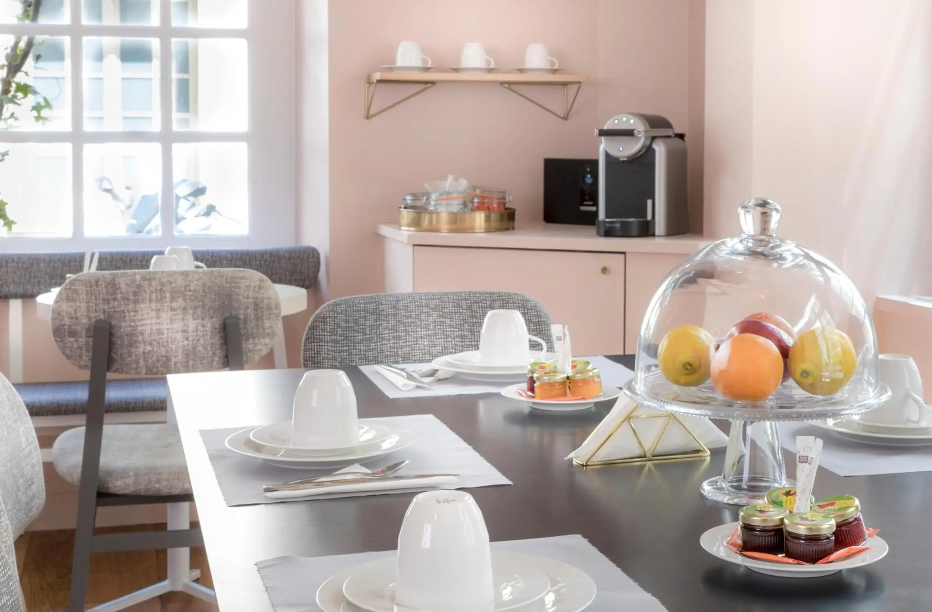 Breakfast in Hôtel Jeanne d'Arc Le Marais Breakfast in Hôtel Jeanne d'Arc Le Marais